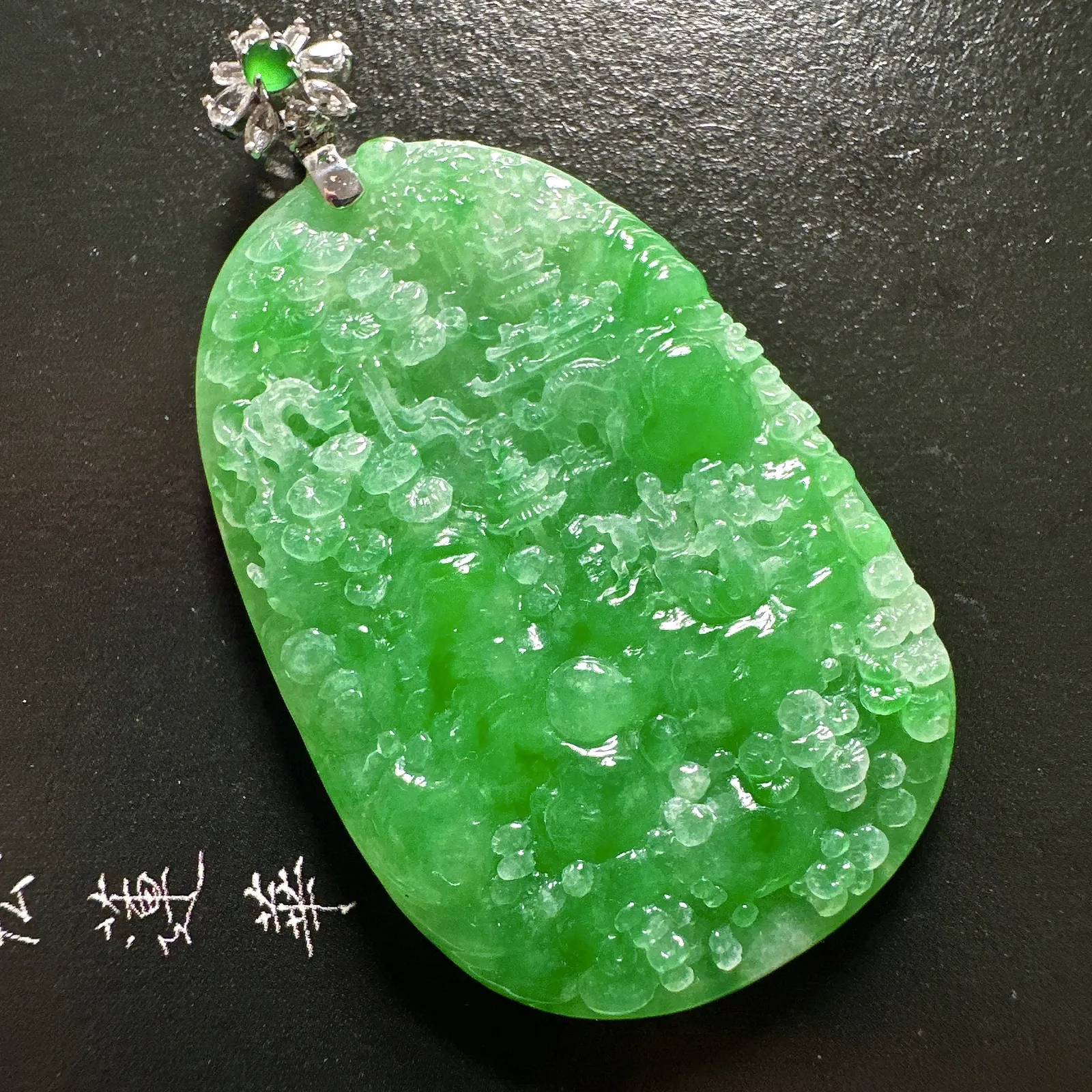 【冰糯山水牌】市场很稀缺的品类，质地油润，颜色很漂亮，富有山景韵味，18k金钻扣头镶嵌，裸石尺寸40