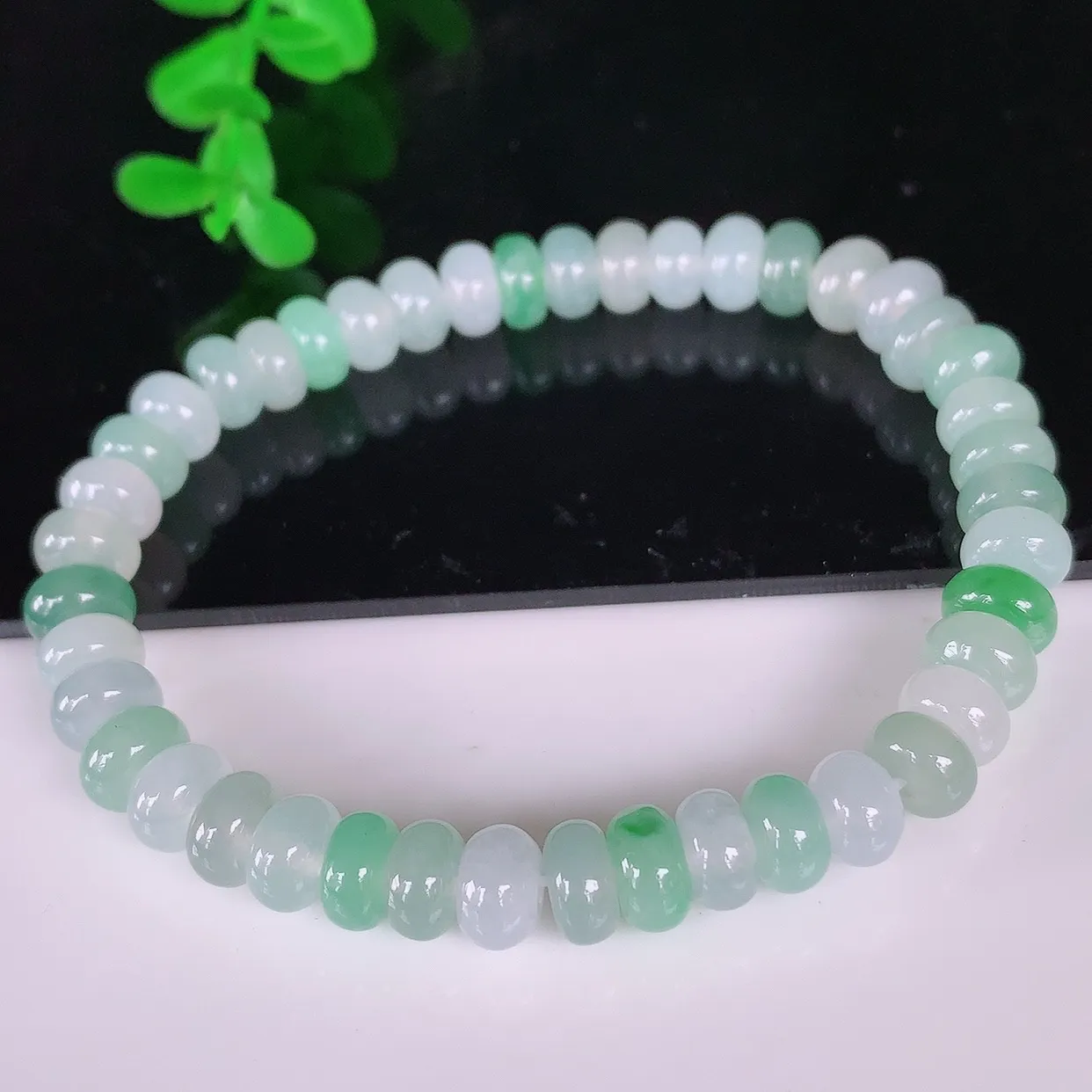 自然光实拍，冰润冰种双彩算盘珠翡翠手串手链，种老水足，冰清玉润  颜色漂亮  #46.12取一尺寸6.8*3.5mm