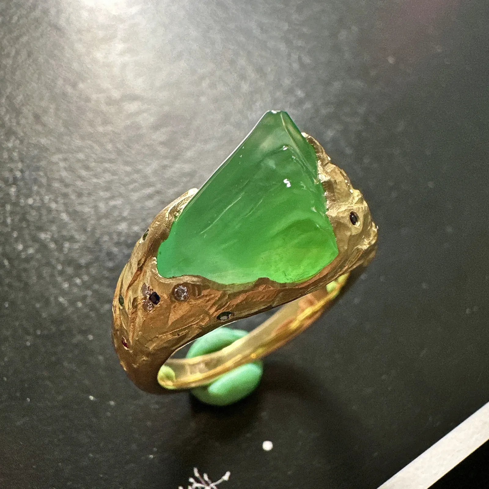 【冰种满绿随形戒指】质地均匀细腻，冰润起光，胶感强烈，颜色娇艳，18K金钻精美镶嵌，裸石尺寸14.6*10.3*7.5毫米，圈口可改
