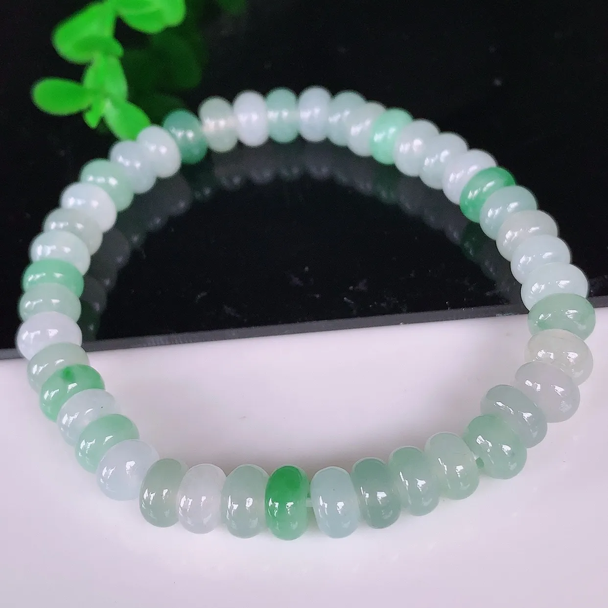 自然光实拍，冰润冰种双彩算盘珠翡翠手串手链，种老水足，冰清玉润  颜色漂亮  #46.12取一尺寸6.8*3.5mm