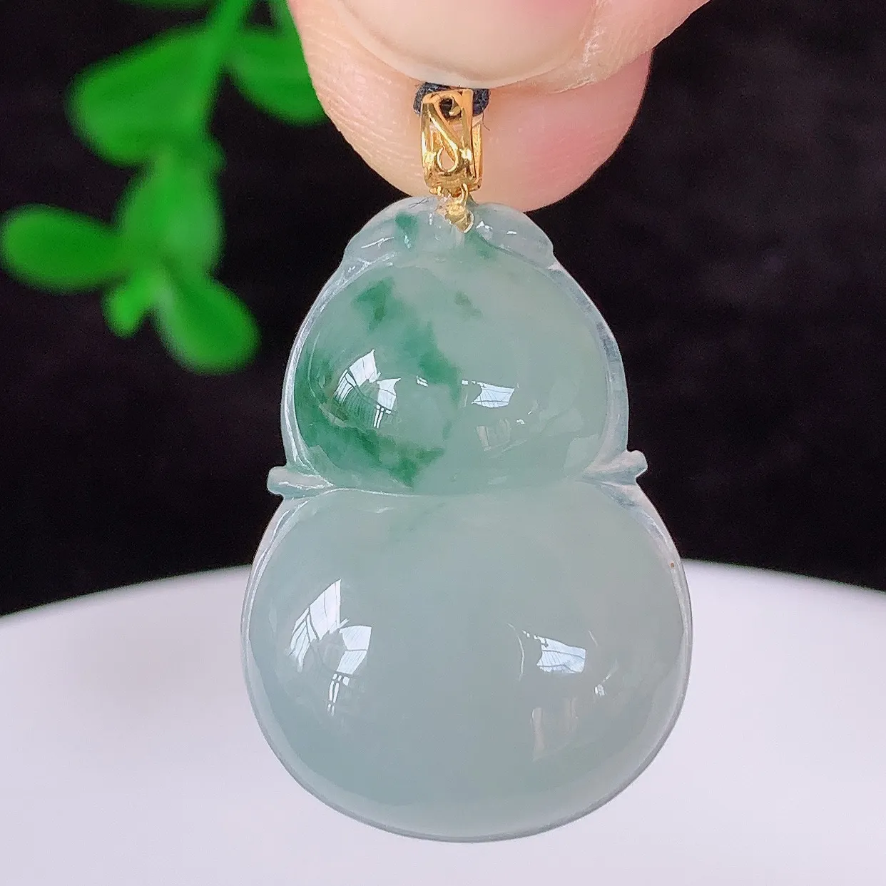 自然光实拍，18K金镶嵌冰种飘花翡翠葫芦吊坠，翡翠葫芦，寓意福禄双全，财源滚滚，佩戴效果优雅迷人！#49.12