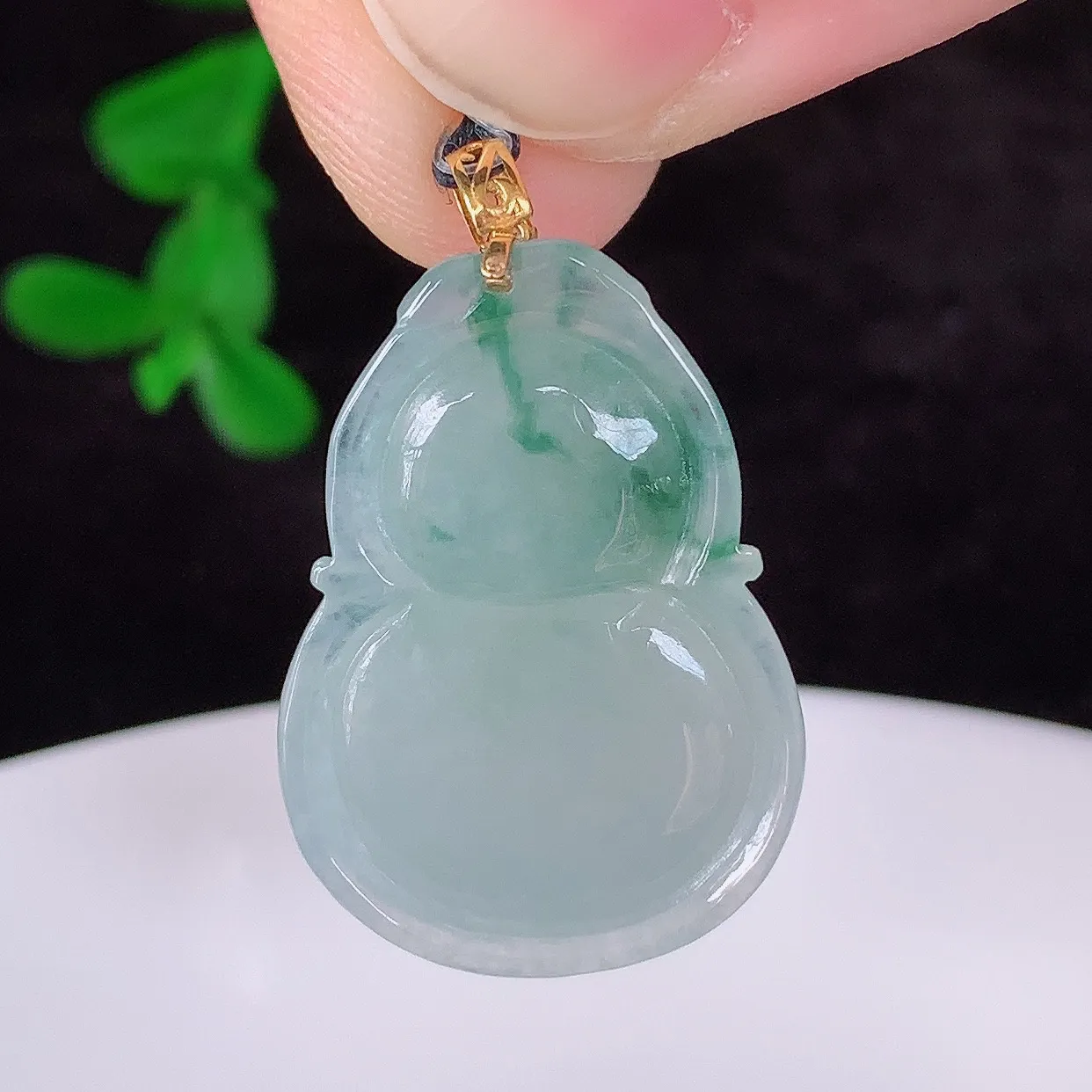 自然光实拍，18K金镶嵌冰种飘花翡翠葫芦吊坠，翡翠葫芦，寓意福禄双全，财源滚滚，佩戴效果优雅迷人！#49.12