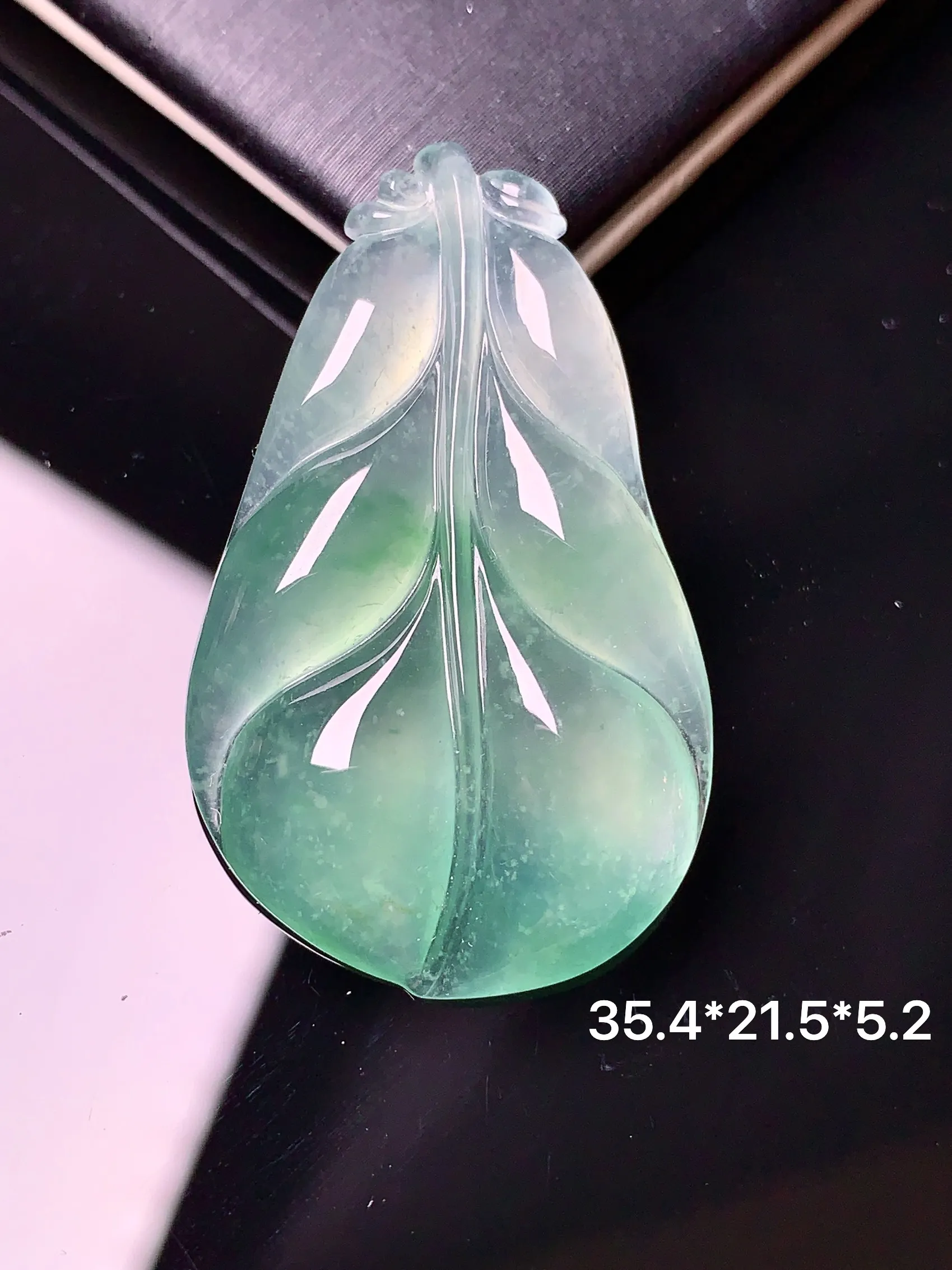 飘绿树叶吊坠 玉质细腻 水润亮眼  整体尺寸35.4*21.5*5.2