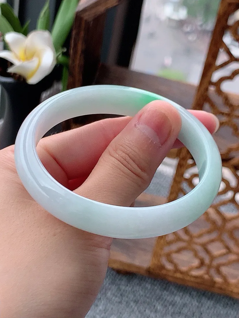a货翡翠老坑飘绿贵妃手镯56-57圈口 尺寸56×50×11.3×6.5mm 重量38.77g 0613