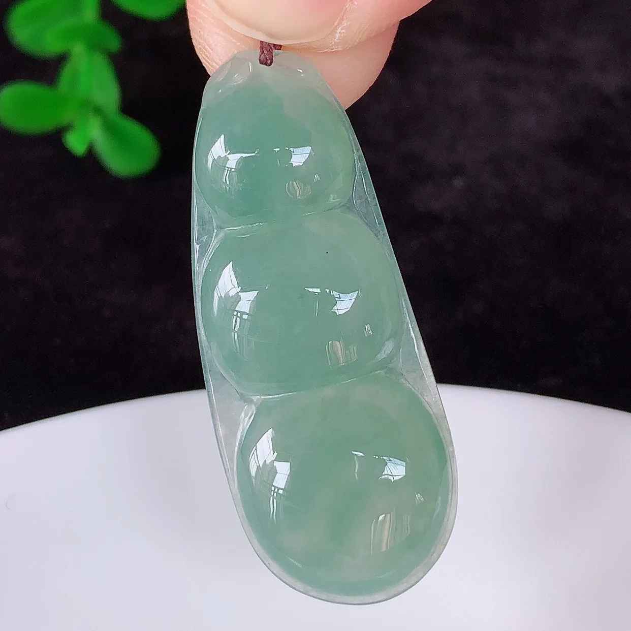 自然光实拍，冰润冰种湖水绿翡翠四季豆吊坠，平安豆福豆玉坠，冰润通透，豆粒饱满，寓意：豆蔻年华！#57.12