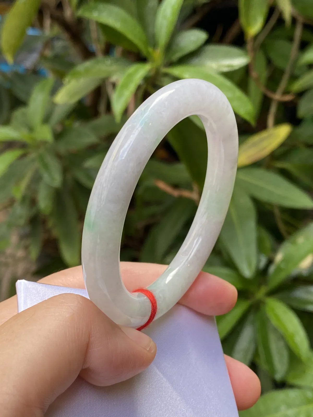 推荐【53.2圈冰🧊飘绿圆条镯】冰糯条无纹裂，飘色阳，水润，晶体颗粒在自然光下或阳光下很透哟，53、54、55圈可戴，53.2*9.2*9.8