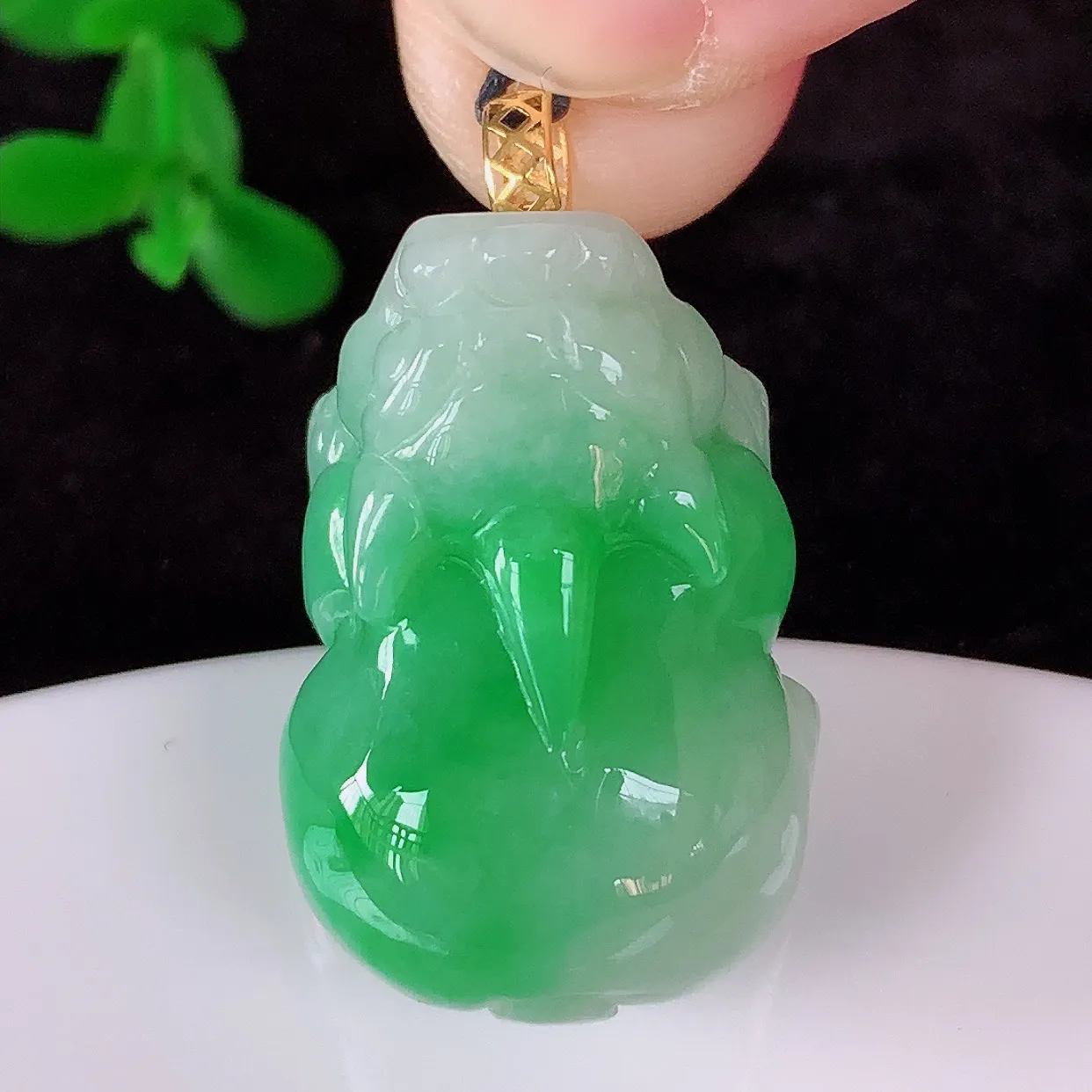 自然光实拍，18K金镶嵌冰润冰糯种飘阳绿翡翠招财貔貅吊坠，民间有“一摸貔貅运程旺盛，再摸貔貅财运滚滚，三摸貔貅平步青云 ”的美好祝愿。#1.12整体30.8*裸石26*17.5*10.5