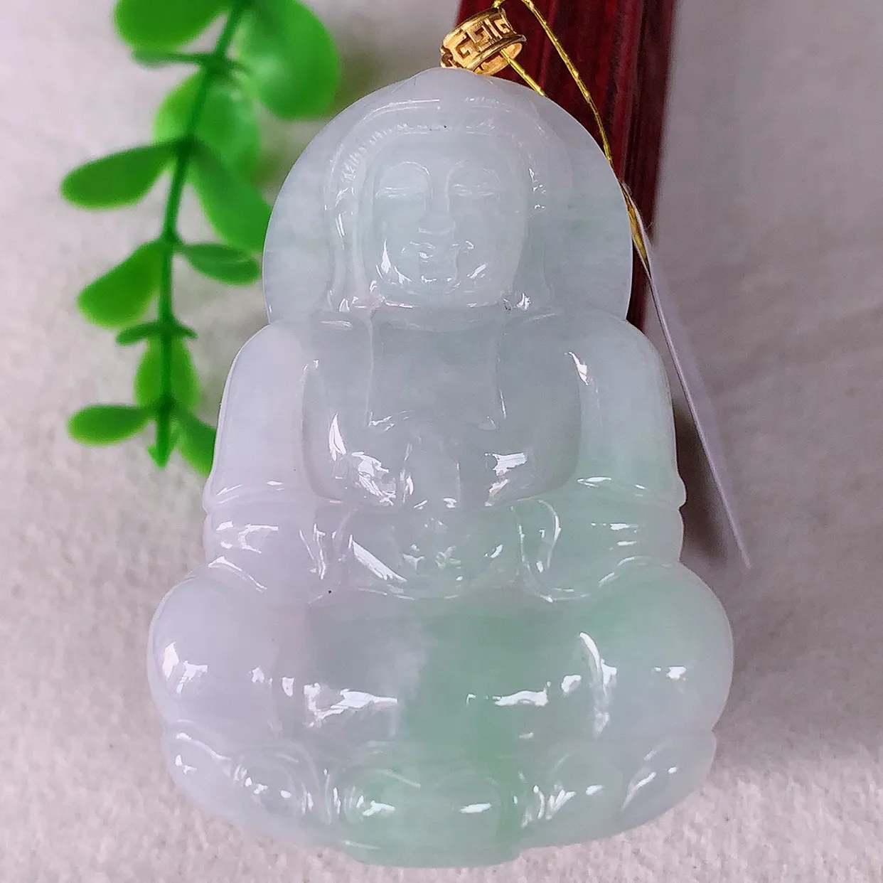 自然光实拍，18K金镶嵌冰飘绿翡翠观音吊坠，赐福翡翠观音，翠色迷人，观音面相端庄，佩戴时尚出众！#35.12整体58*裸石51*35.5*5.6