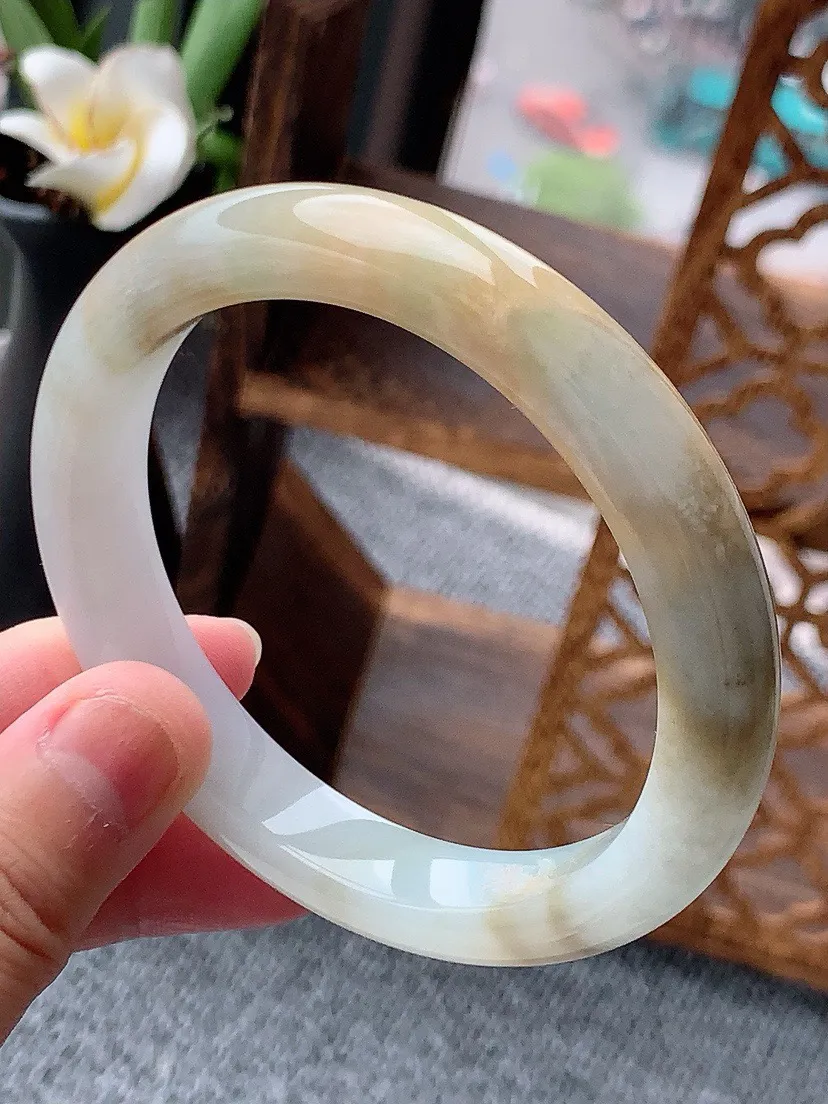 a货翡翠飘黄翡正装正圈手镯58-59圈口  尺寸58.4×10.2×8.6mm 重量53.89g 0