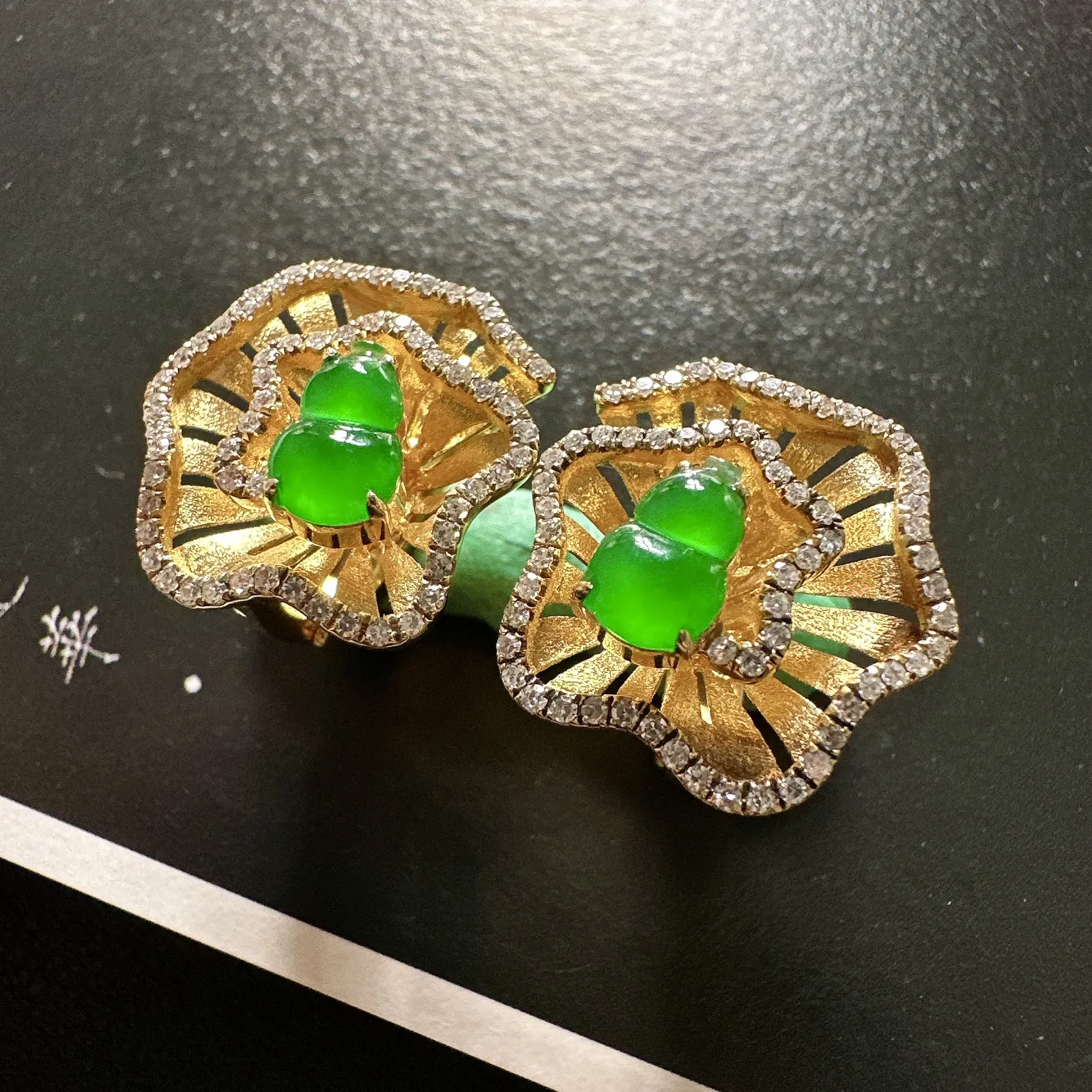 【冰种满绿葫芦耳钉】精品件，种水上乘，阳绿色泽，纯净通透，18k金钻精美镶嵌，裸石尺寸7.6*4.8*2.7毫米