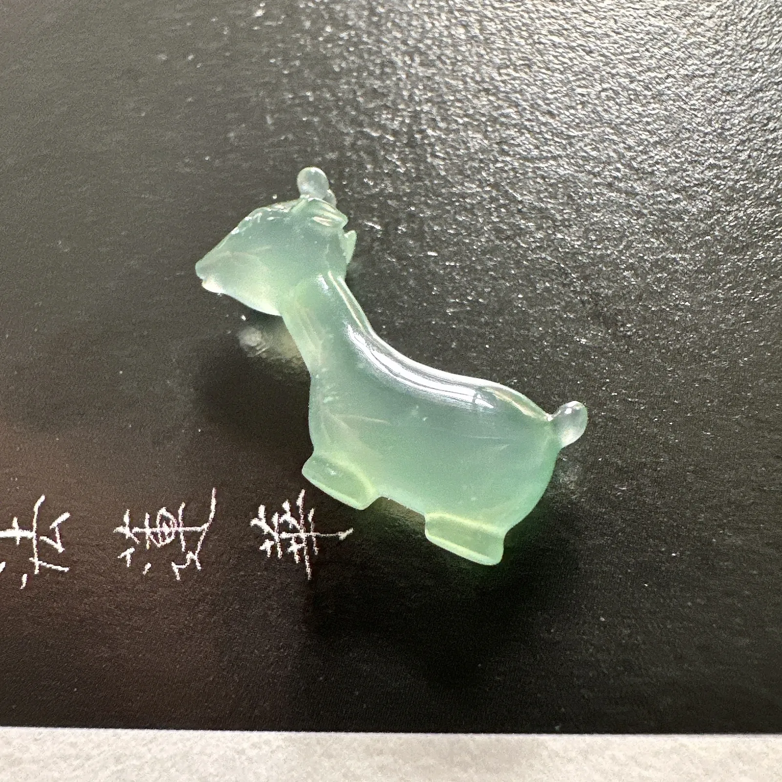 【冰种晴底长颈鹿】质地细腻，冰度很足，饱满度很好