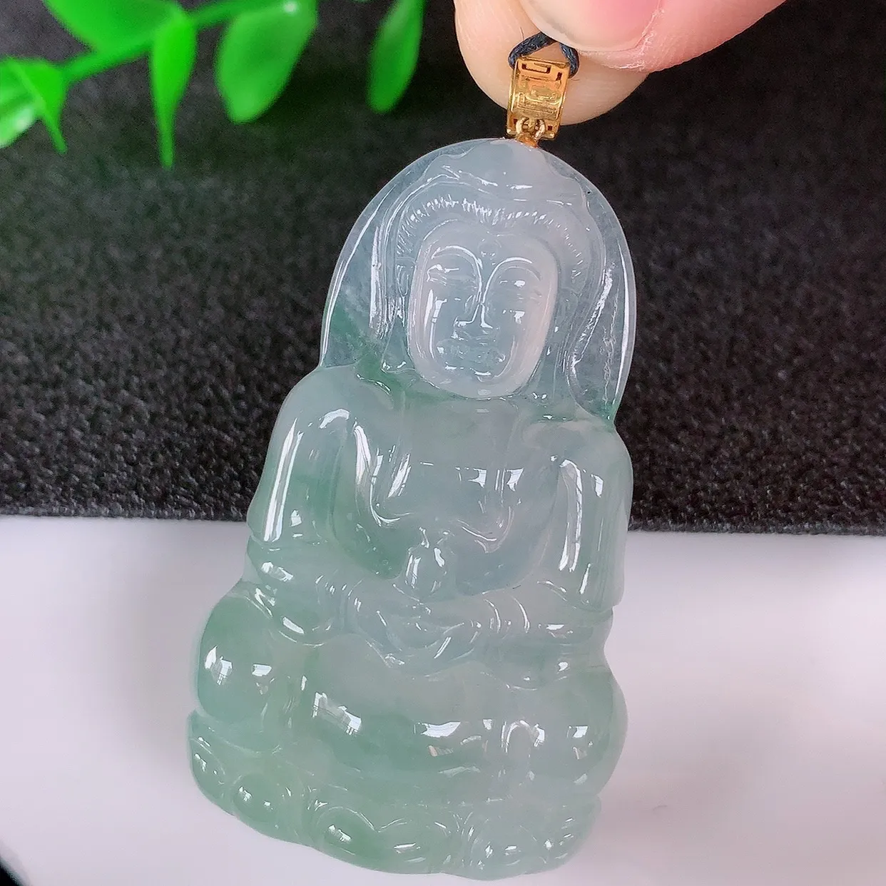 自然光实拍，18K金镶嵌冰种飘花翡翠观音吊坠，赐福翡翠观音，翠色迷人，观音面相端庄，佩戴时尚出众！#