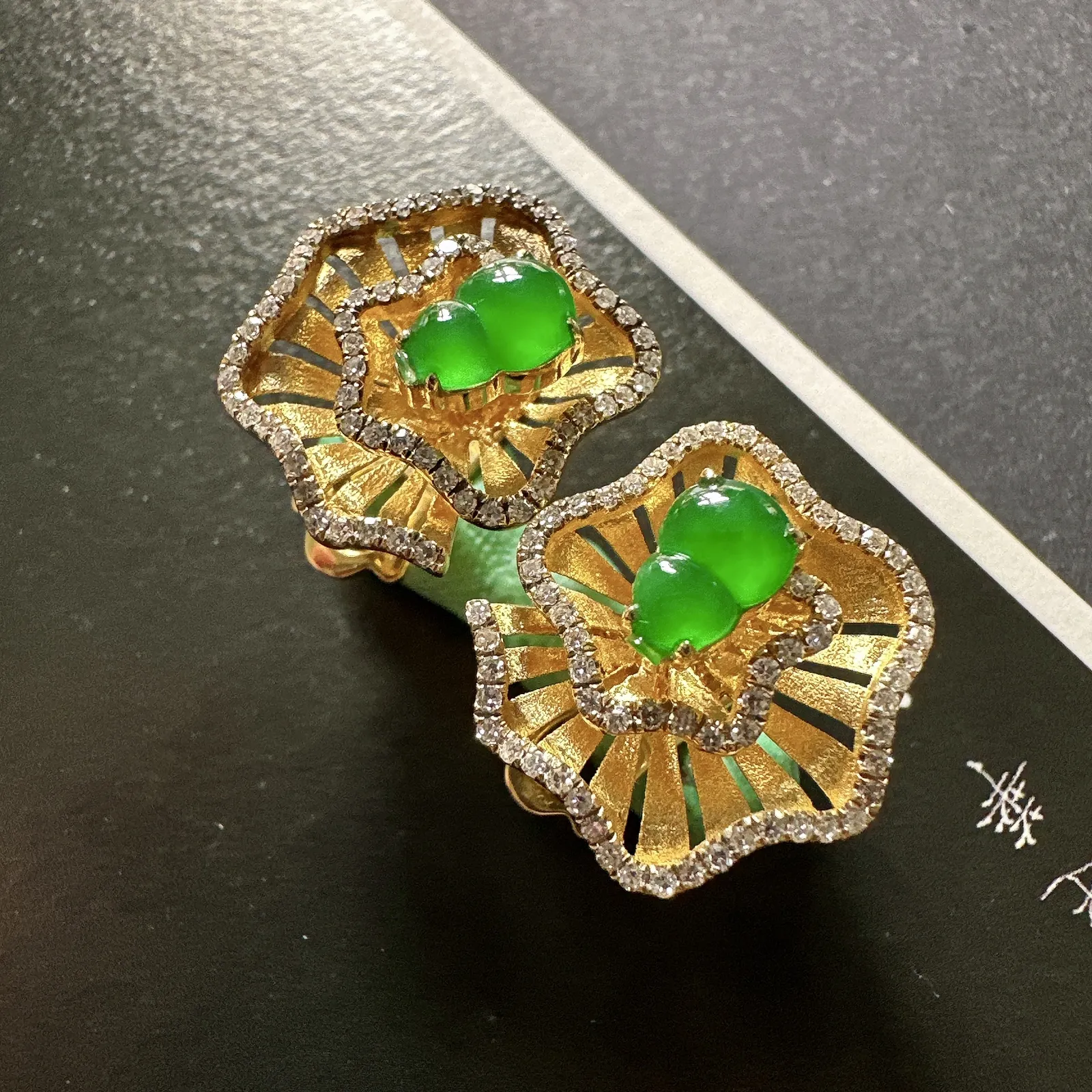 【冰种满绿葫芦耳钉】精品件，种水上乘，阳绿色泽，纯净通透，18k金钻精美镶嵌，裸石尺寸7.6*4.8*2.7毫米