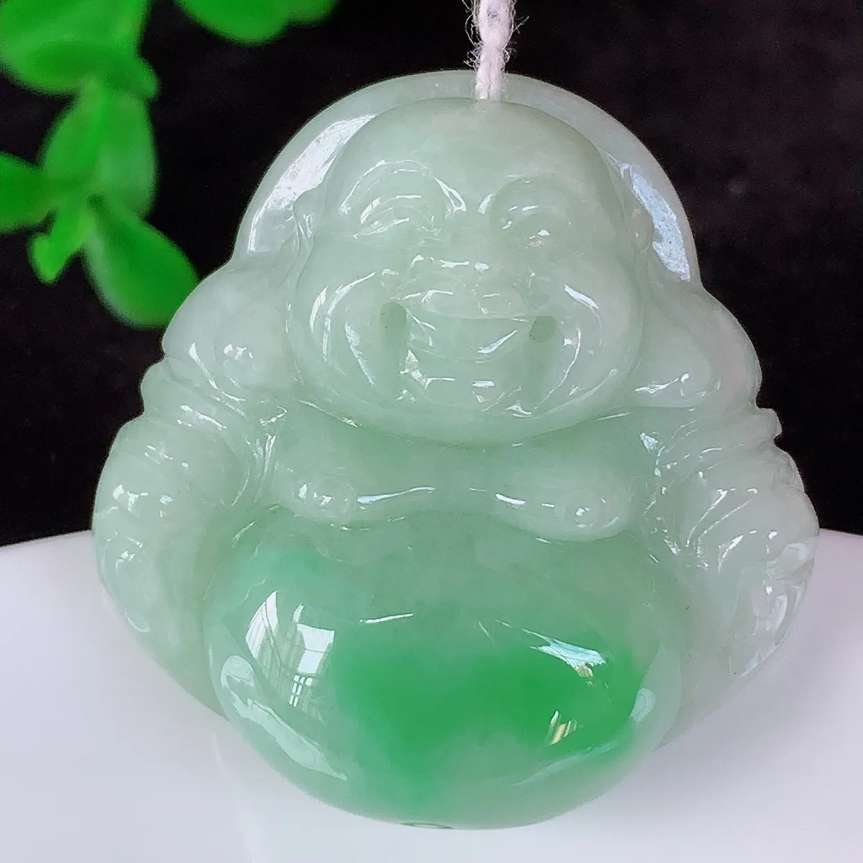 自然光实拍，厚装冰润冰糯种飘阳绿翡翠佛公吊坠，饱满， 佛公亦保平安，寓意有福（佛公）相伴，配戴优雅迷