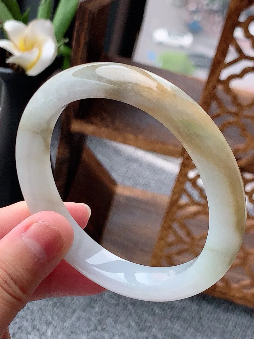 a货翡翠飘黄翡正装正圈手镯58-59圈口  尺寸58.4×10.2×8.6mm 重量53.89g 0613