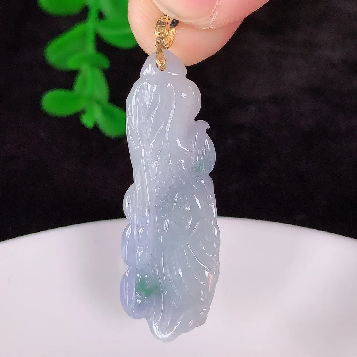 自然光实拍，18K金镶嵌冰润冰糯种春彩翡翠招百财白菜吊坠，百财聚来，财源滚滚，色泽鲜艳，精工水润的白菜，性价比高！#1.12