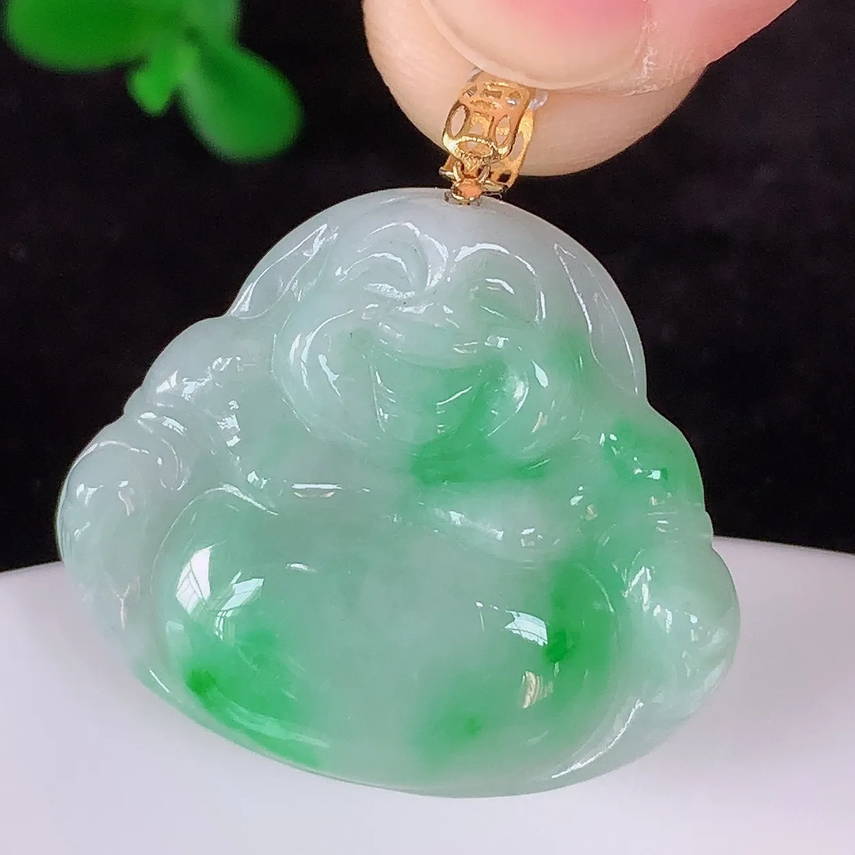 自然光实拍，18K金镶嵌冰糯种飘阳绿翡翠佛公吊坠，冰透饱满， 佛公亦保平安，寓意有福（佛公）相伴，品