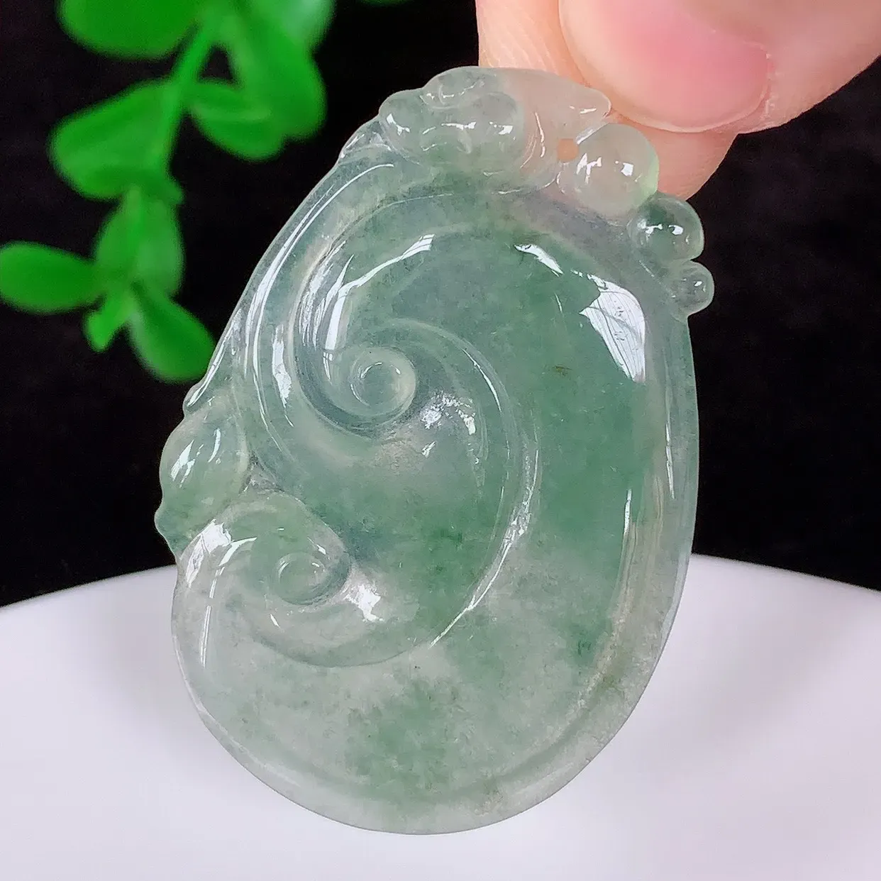 自然光实拍，冰种飘花翡翠如意吊坠，翡翠如意，上身效果非常美，饱满大气，工艺美，万事如意，如意一生 #49.12