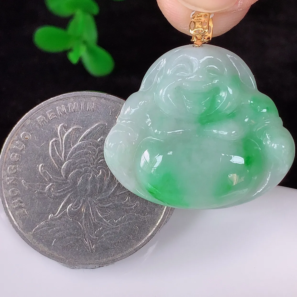 自然光实拍，18K金镶嵌冰糯种飘阳绿翡翠佛公吊坠，冰透饱满， 佛公亦保平安，寓意有福（佛公）相伴，品相佳，配戴优雅迷人！#35.12