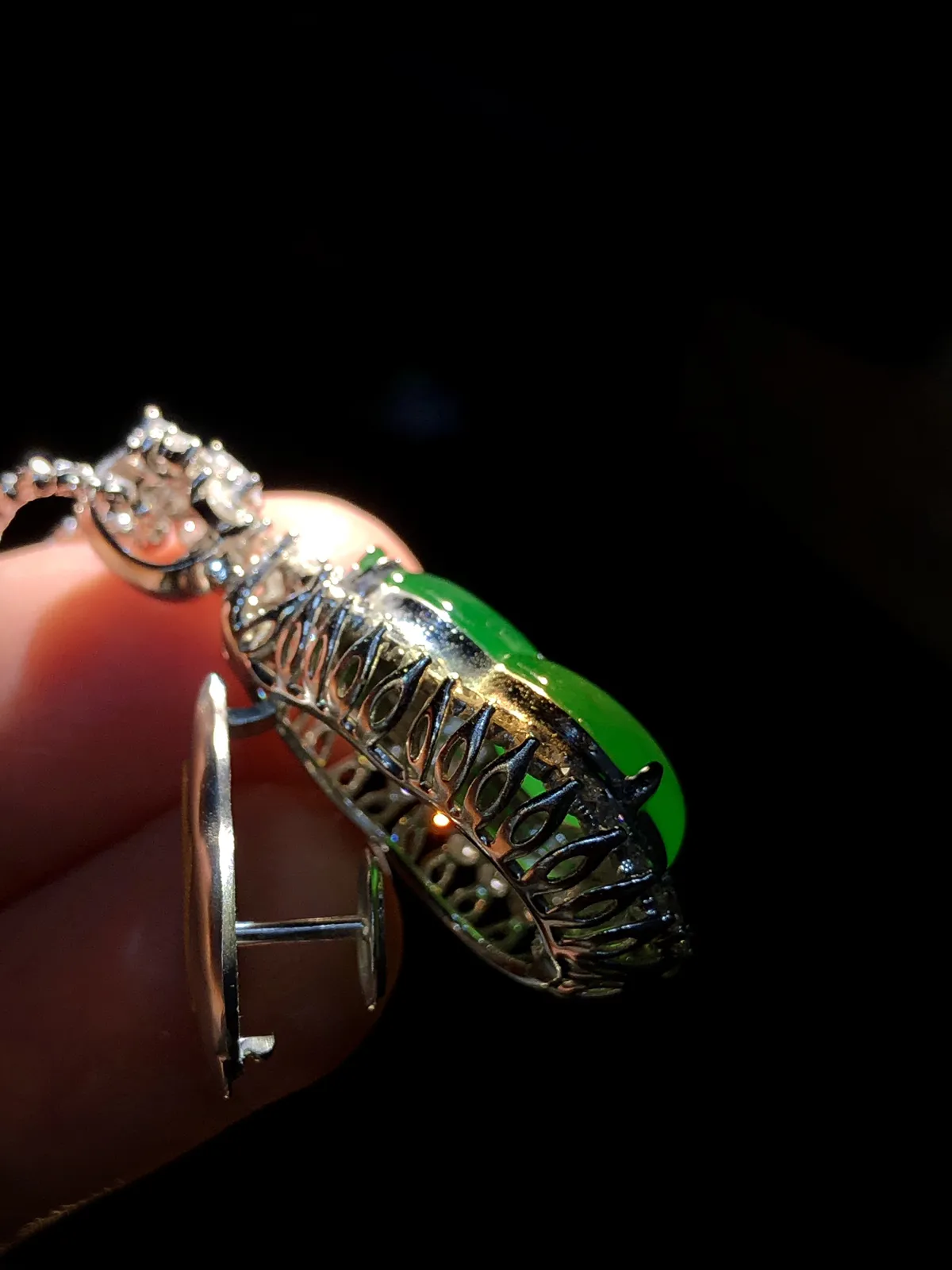【福禄·葫芦】，裸石20-14-4mm，
整体36.5-19-12.6mm，
18K金，南非钻，价不含链