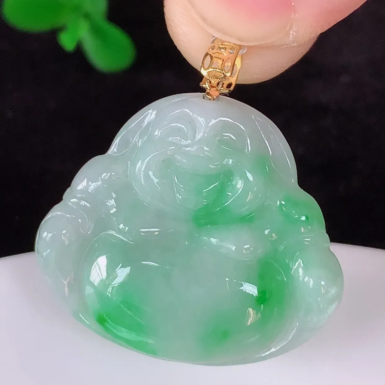 自然光实拍，18K金镶嵌冰糯种飘阳绿翡翠佛公吊坠，冰透饱满， 佛公亦保平安，寓意有福（佛公）相伴，品相佳，配戴优雅迷人！#35.12