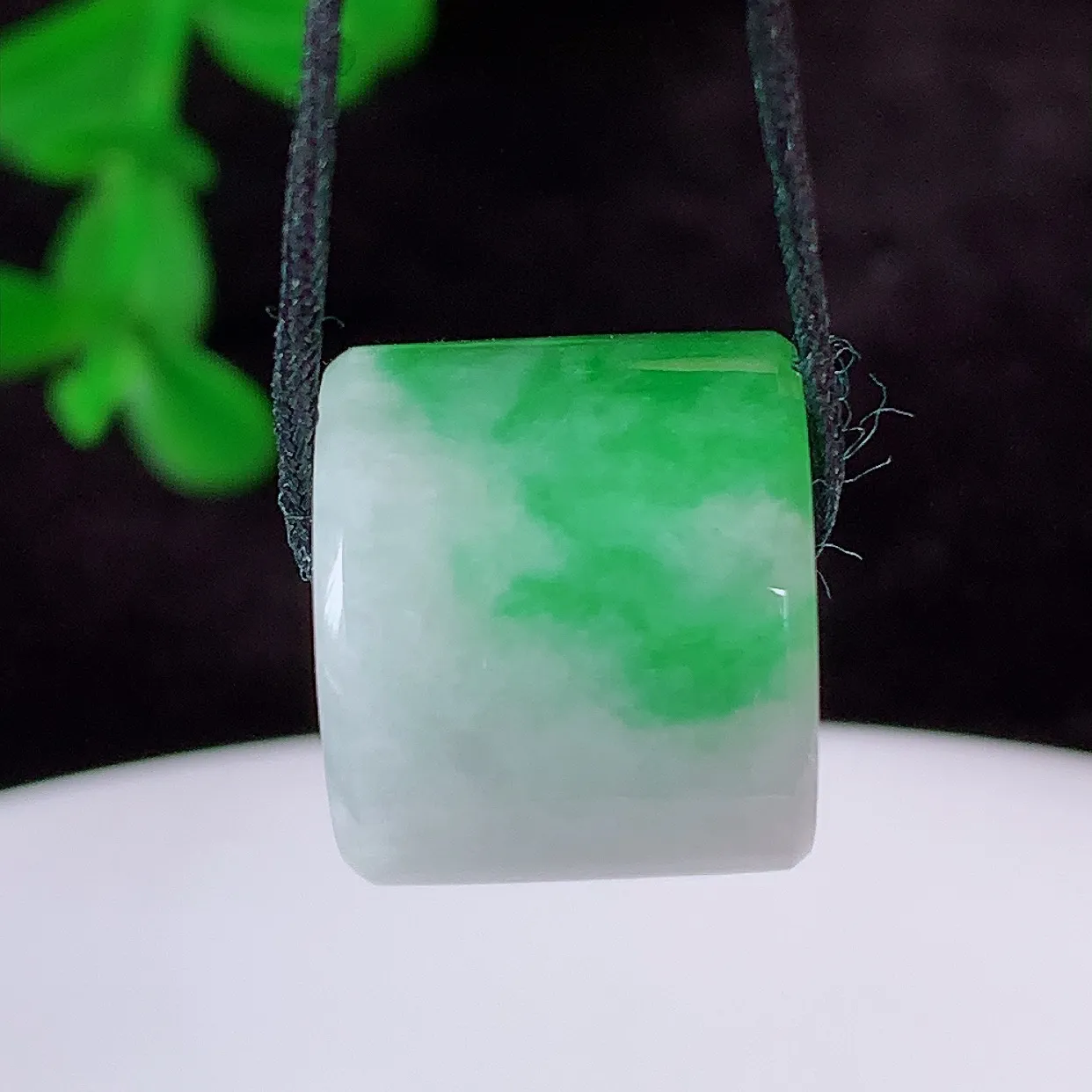 自然光实拍，冰润冰糯种飘阳绿翡翠路路通吊坠，寓意好运连连，路路畅通，经典款式，财运滚滚，路路通，佩戴
