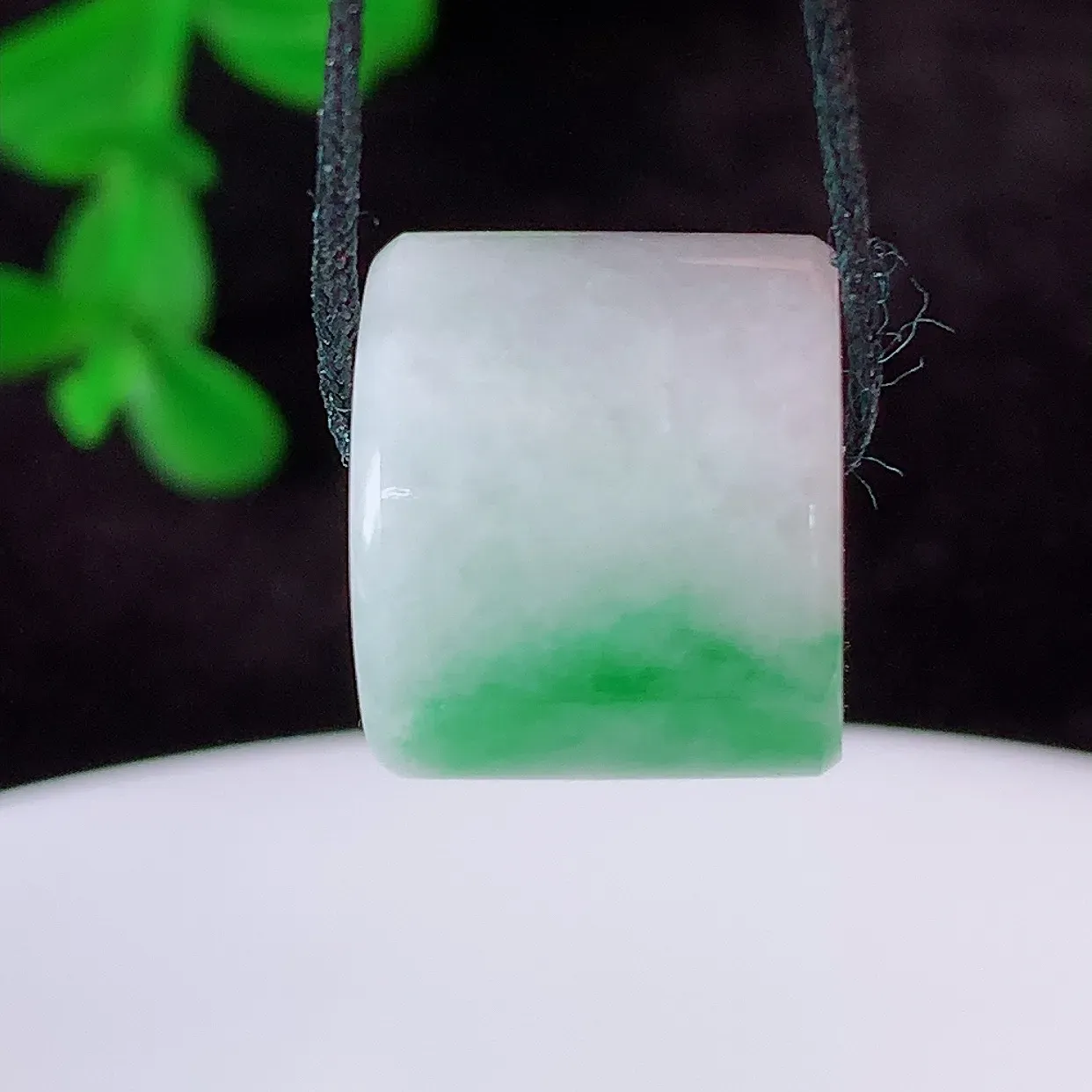 自然光实拍，冰润冰糯种飘阳绿翡翠路路通吊坠，寓意好运连连，路路畅通，经典款式，财运滚滚，路路通，佩戴效果更好！#57.12
