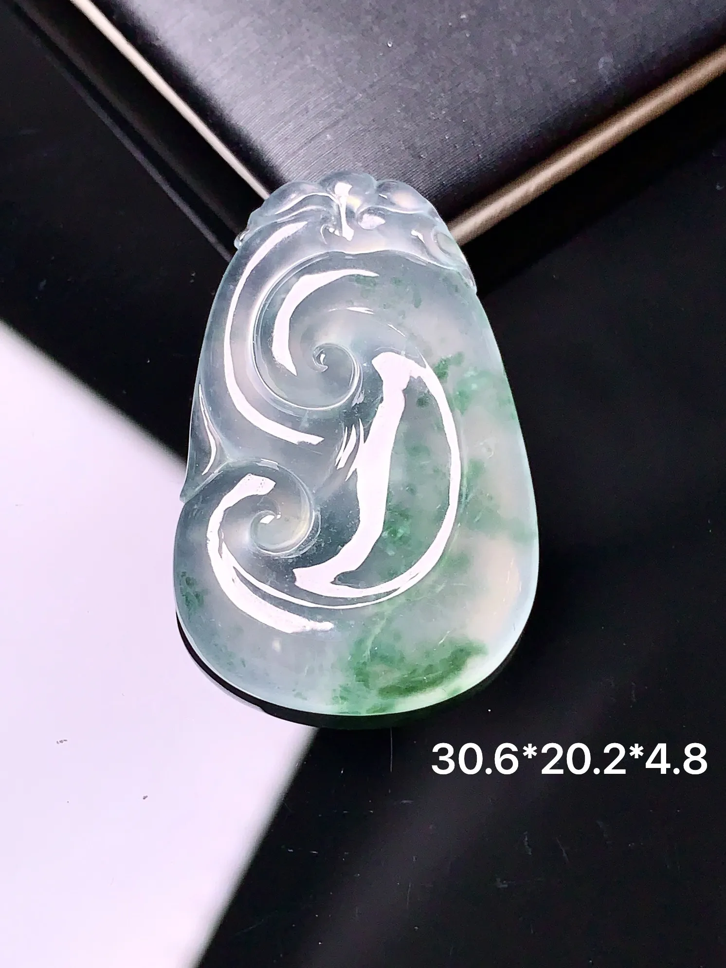 冰种飘绿如意吊坠 玉质细腻 水润亮眼  整体尺寸30.6*20.2*4.8