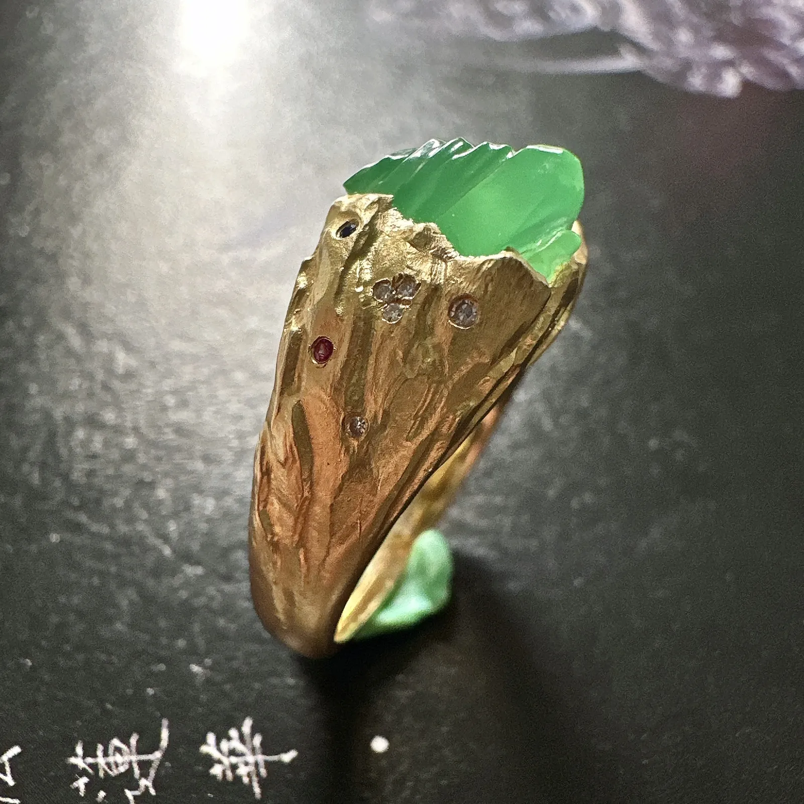 【冰种满绿随形戒指】质地均匀细腻，冰润起光，胶感强烈，颜色娇艳，18K金钻精美镶嵌，裸石尺寸14.6*10.3*7.5毫米，圈口可改
