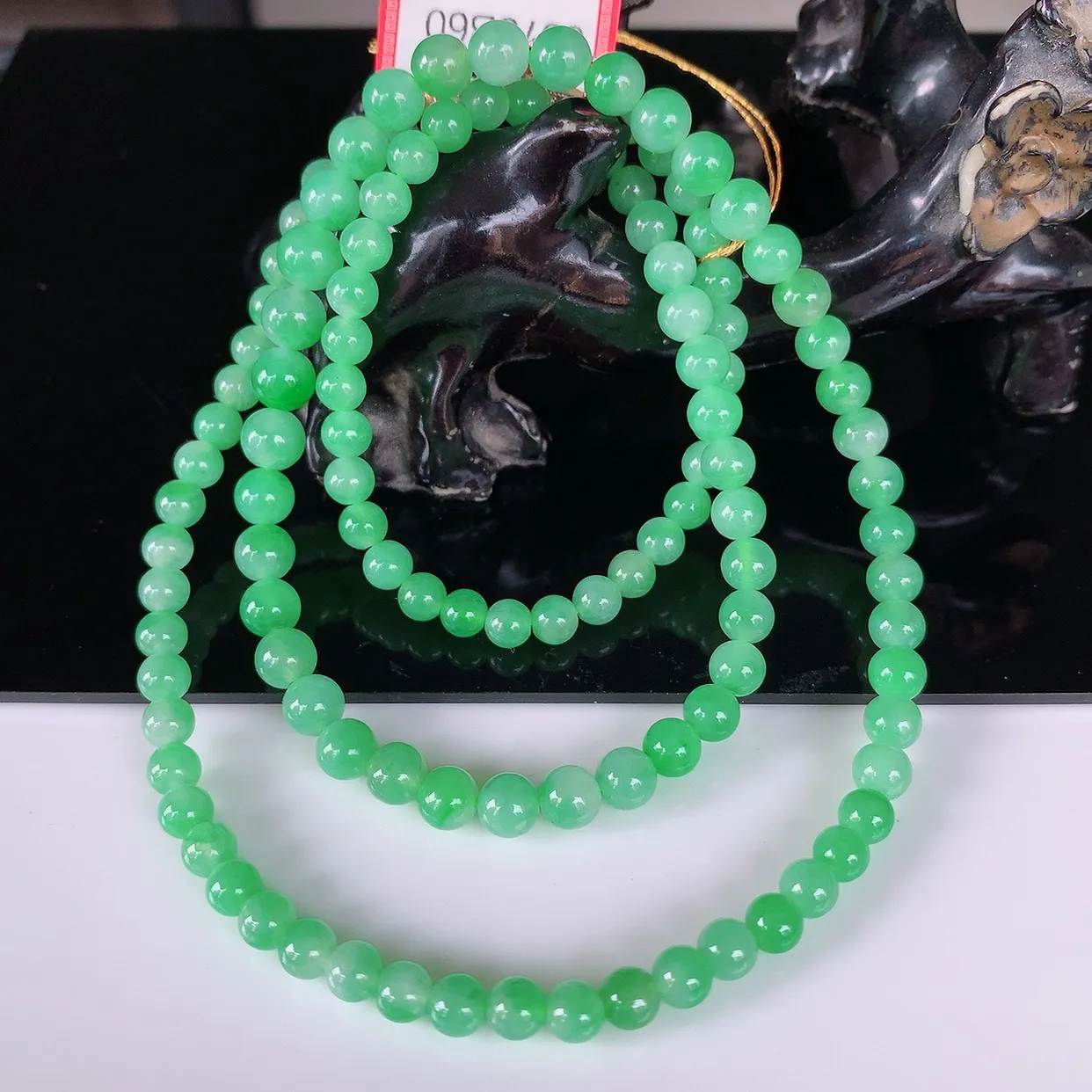 自然光实拍，冰润冰糯种飘阳绿圆珠项链  翡翠项链 （装饰扣）玉质细腻  冰清玉润  颜色漂亮  #032.1尺寸5.5mm