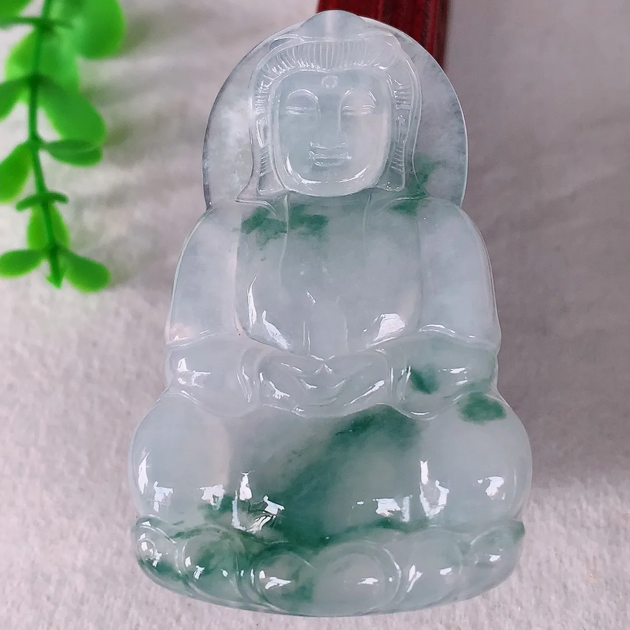 自然光实拍，大件冰种飘花翡翠观音吊坠，赐福翡翠观音，翠色迷人，观音面相端庄，佩戴时尚出众！#00.12
