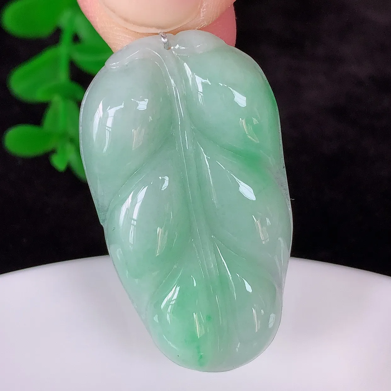 自然光实拍，冰润冰糯种飘绿翡翠事业有成叶子吊坠，莹润且起胶，叶子清秀优雅，佩戴大业有成！#35.12