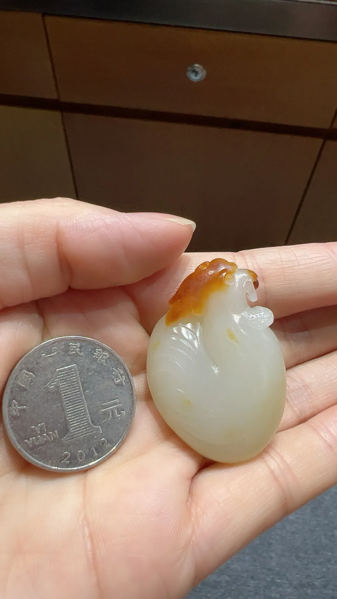 红皮籽料｜生肖鸡
独籽 随形巧雕 工艺精湛

重23.3克 尺寸40*27.5*15mm