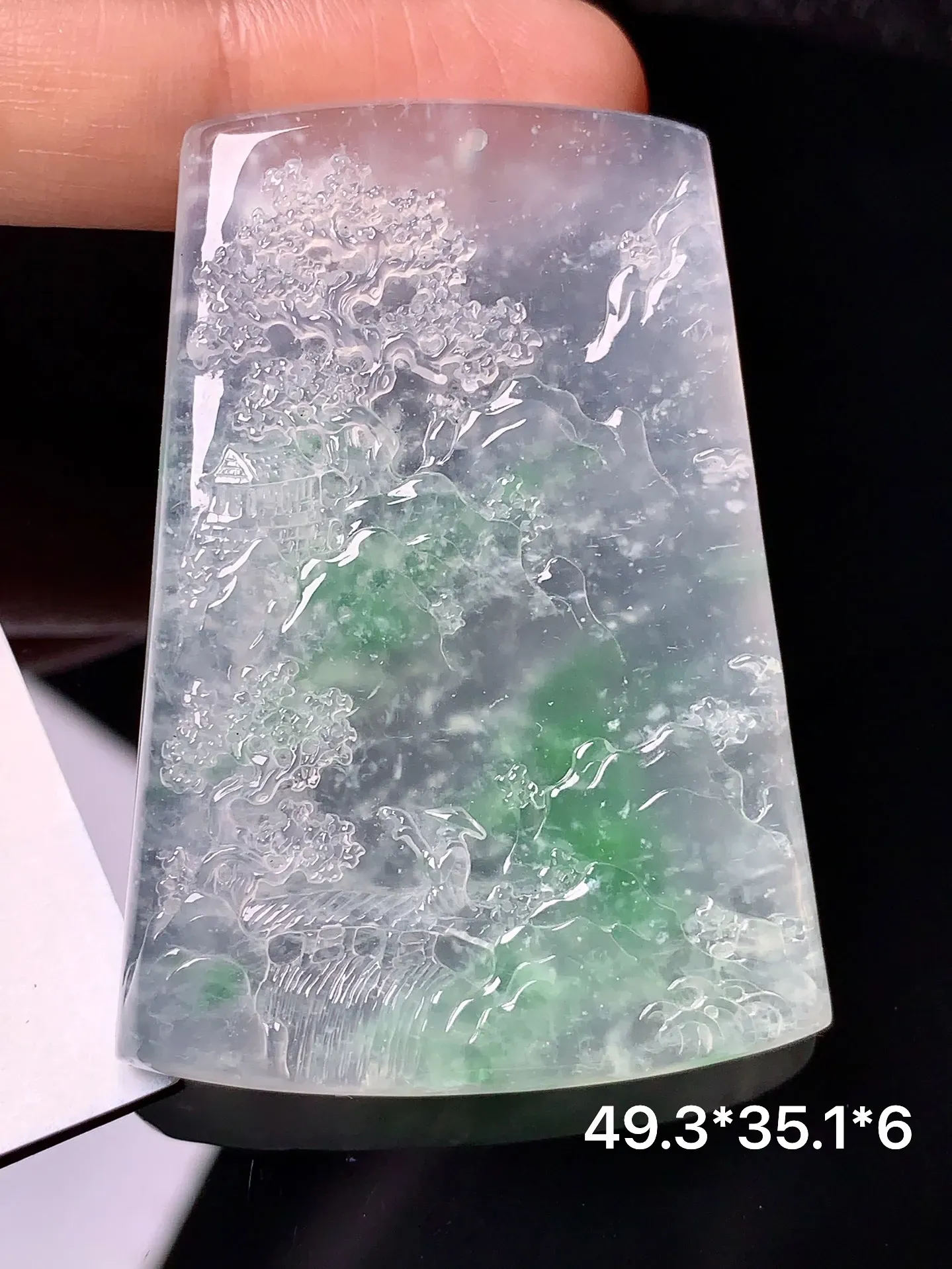 冰种飘绿山水牌子吊坠 玉质细腻 水润亮眼  整体尺寸49.3*35.1*6