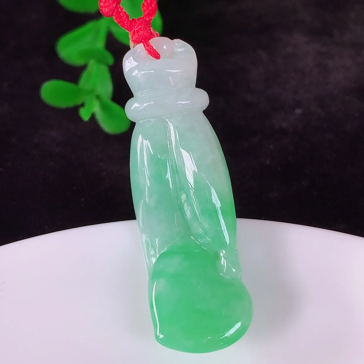 自然光实拍，冰润冰糯种飘绿翡翠佛手吊坠，种老水足，翠色灵动，寓意美好，佩戴时尚出众！#46.12