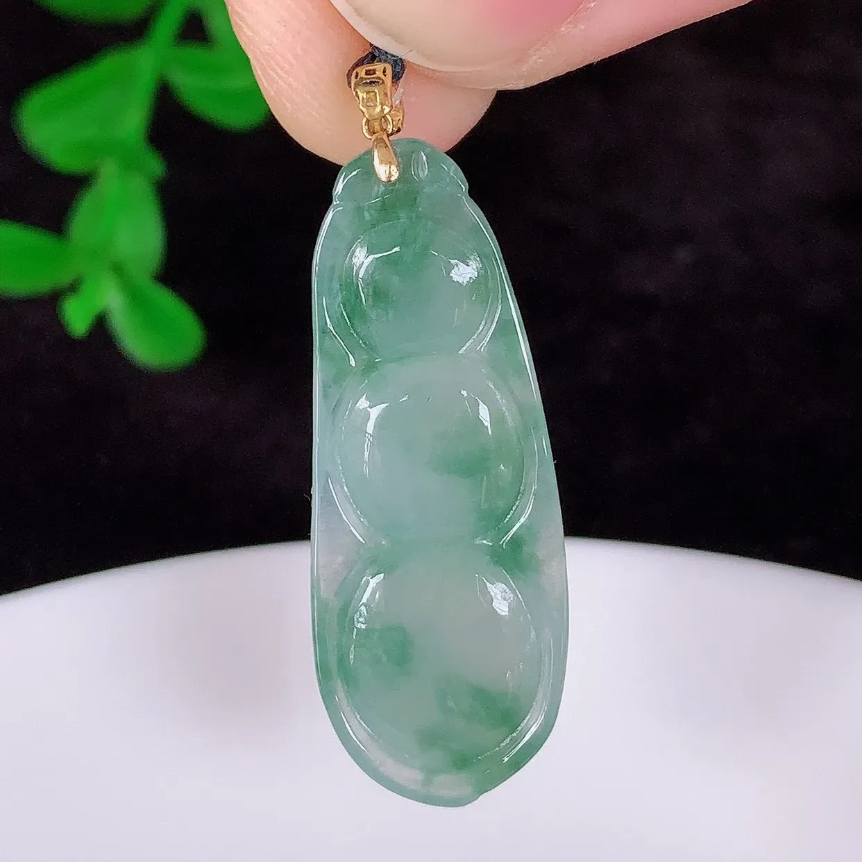 自然光实拍，18K金镶嵌冰种飘花翡翠四季豆吊坠，平安豆福豆玉坠，冰润通透，豆粒饱满，寓意：豆蔻年华！#49.12