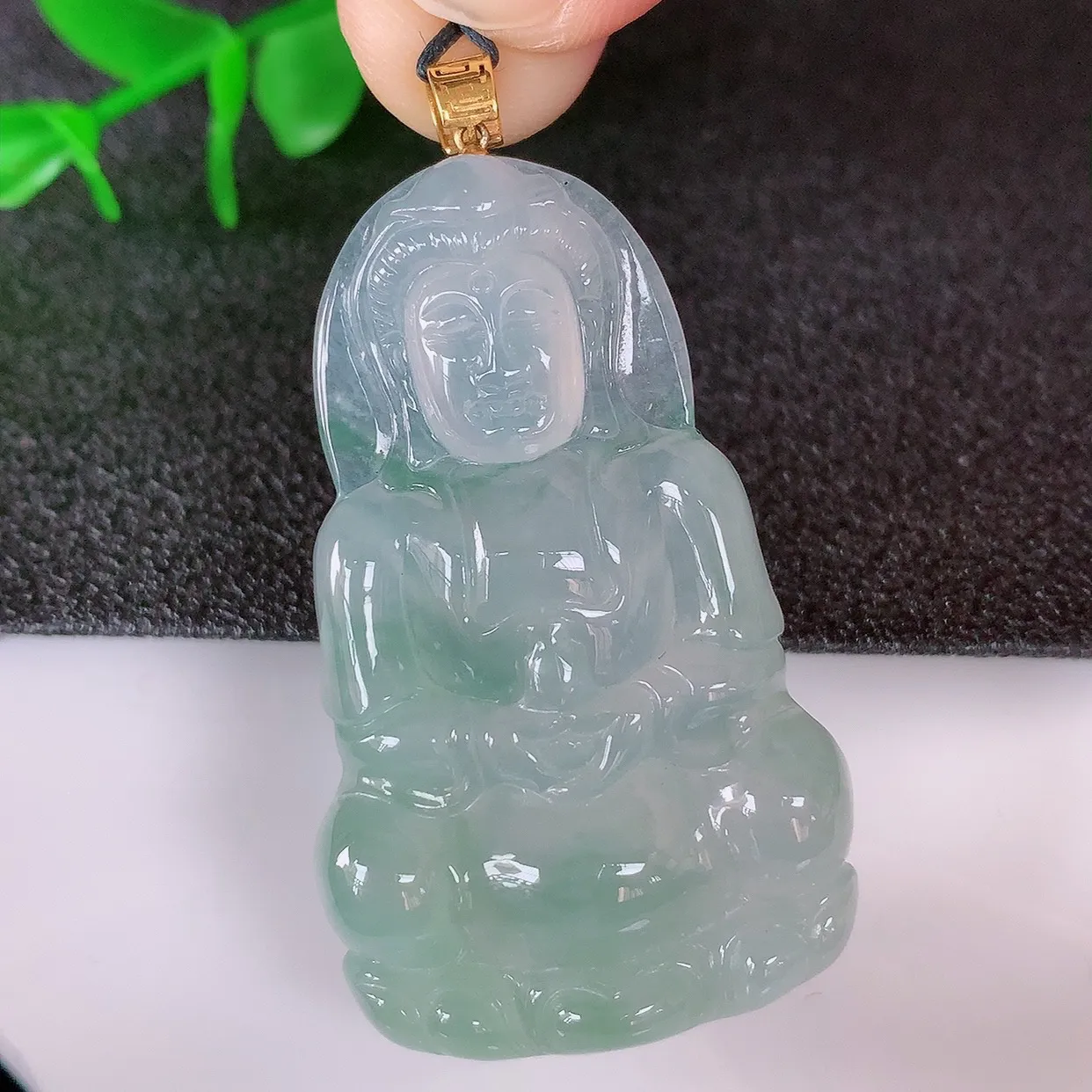 自然光实拍，18K金镶嵌冰种飘花翡翠观音吊坠，赐福翡翠观音，翠色迷人，观音面相端庄，佩戴时尚出众！#1.12整体49.5*裸石43.5*26.5*5.8