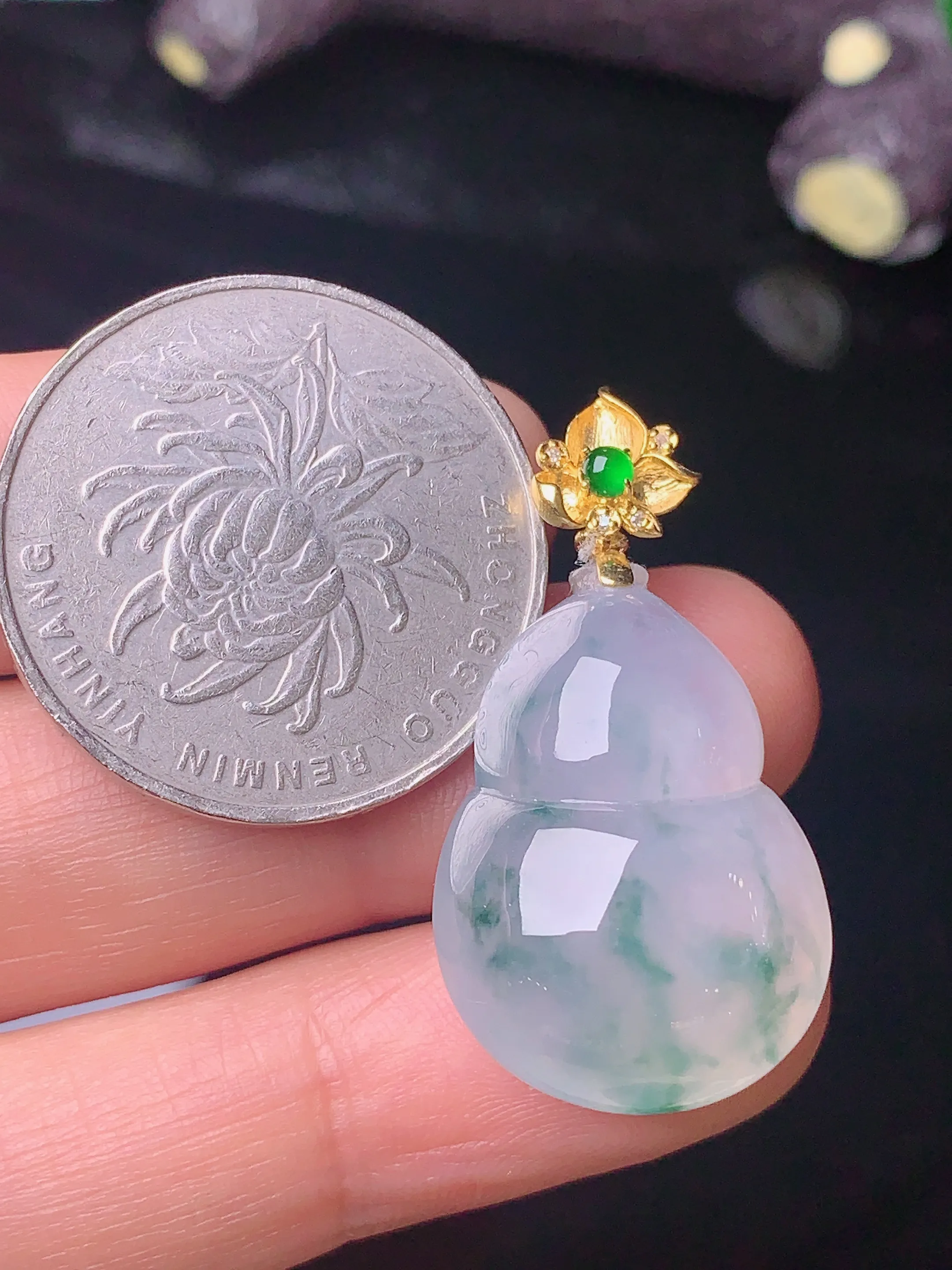 18k金镶嵌冰种飘绿葫芦吊坠 玉质细腻 水润亮眼  整体尺寸33*17.3*9.3
