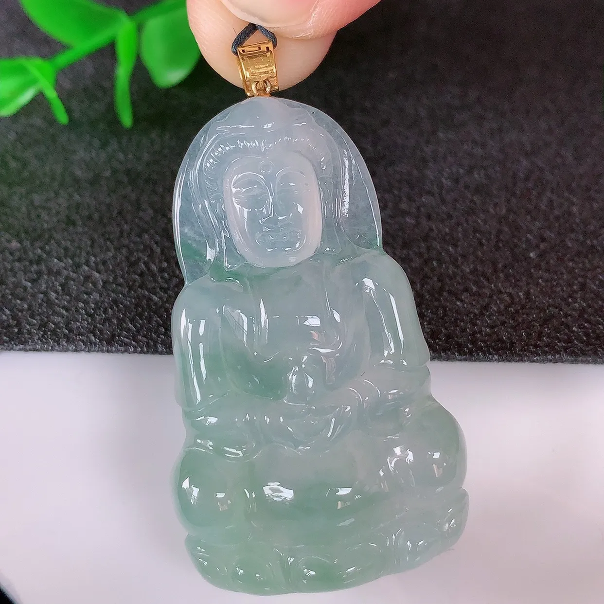 自然光实拍，18K金镶嵌冰种飘花翡翠观音吊坠，赐福翡翠观音，翠色迷人，观音面相端庄，佩戴时尚出众！#1.12整体49.5*裸石43.5*26.5*5.8