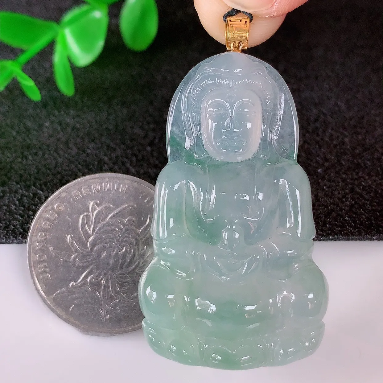 自然光实拍，18K金镶嵌冰种飘花翡翠观音吊坠，赐福翡翠观音，翠色迷人，观音面相端庄，佩戴时尚出众！#1.12整体49.5*裸石43.5*26.5*5.8