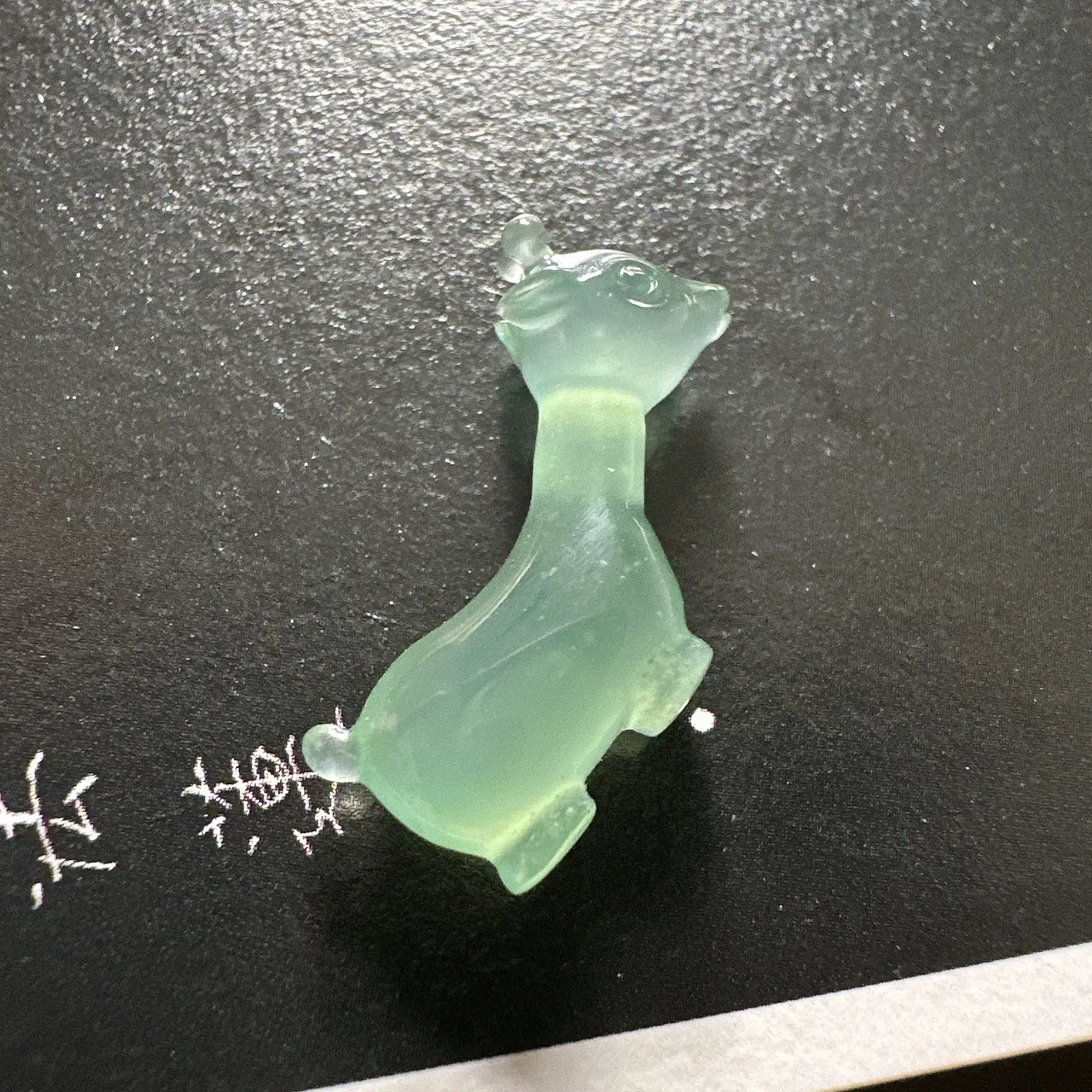 【冰种晴底长颈鹿】质地细腻，冰度很足，饱满度很好