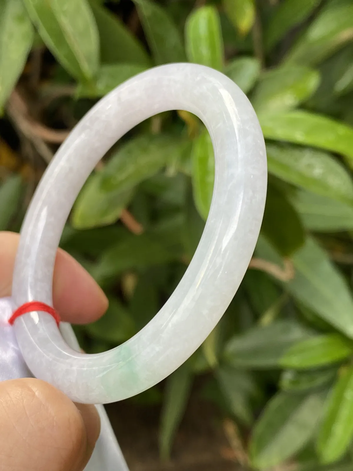 推荐【53.8圈冰🧊飘绿圆条镯】飘绿冰糯条，无纹裂，水润，晶体颗粒自然光下或阳光下很透哟，53、54、55圈可戴，超值～～