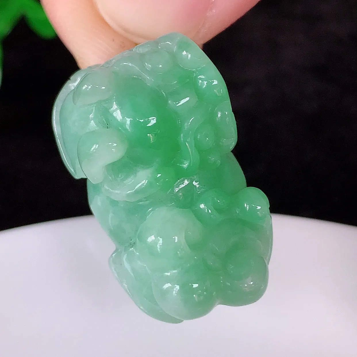 自然光实拍，冰润冰糯种飘绿翡翠招财貔貅吊坠，民间有“一摸貔貅运程旺盛，再摸貔貅财运滚滚，三摸貔貅平步青云 ”的美好祝愿。#35.12