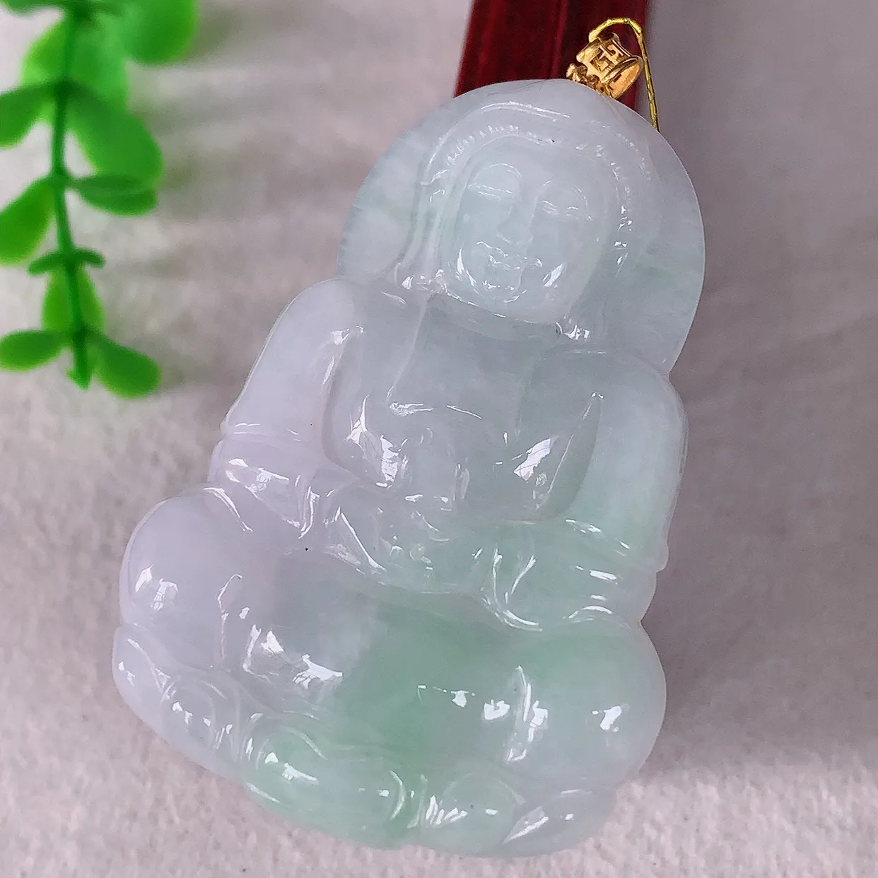 自然光实拍，18K金镶嵌冰飘绿翡翠观音吊坠，赐福翡翠观音，翠色迷人，观音面相端庄，佩戴时尚出众！#35.12整体58*裸石51*35.5*5.6