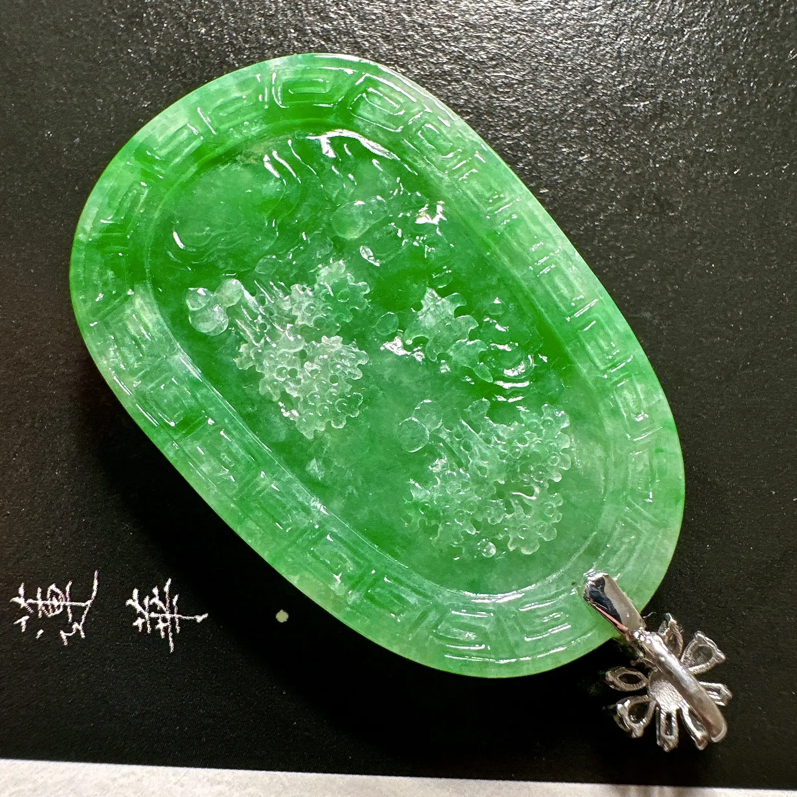 【冰糯山水牌】市场很稀缺的品类，质地油润，颜色很漂亮，富有山景韵味，18k金钻扣头镶嵌，裸石尺寸40.1*26.6*5.3毫米