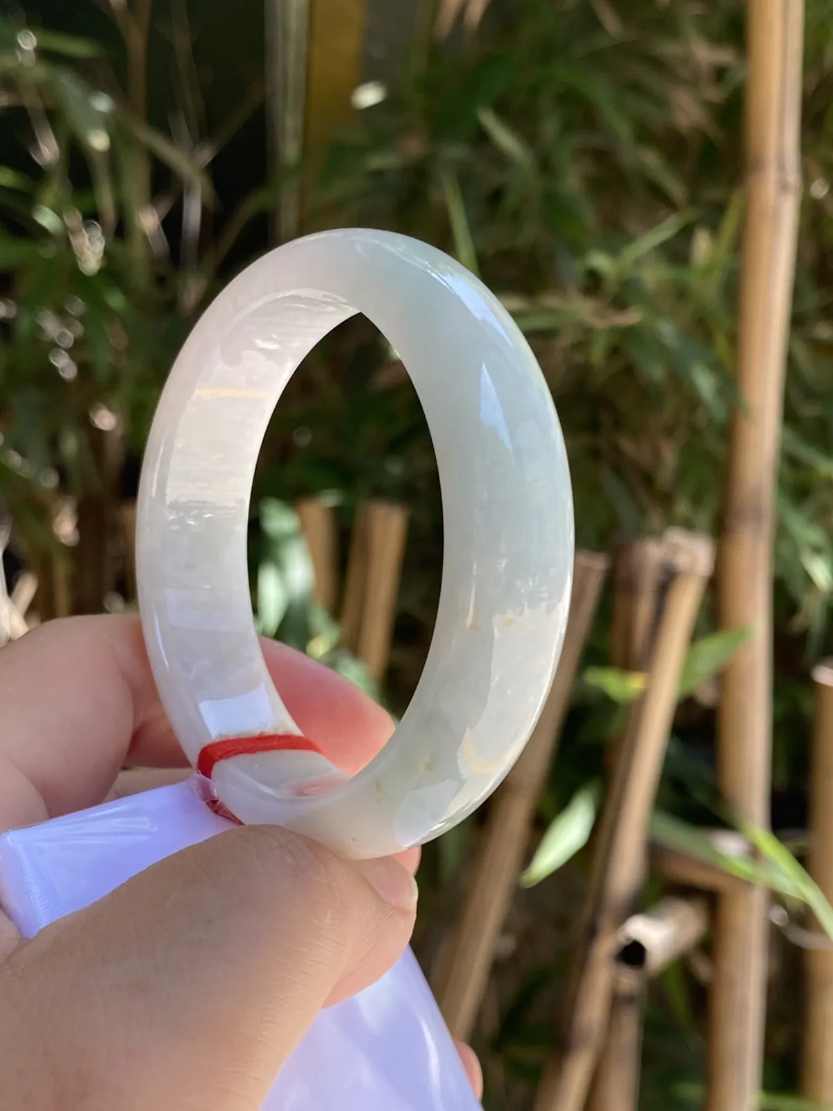 推荐【52.4圈老坑镯】无纹裂，细糯种，超淡粉飘花，招财洒金点点，细腻温润，上手清新淡雅，秀气迷人，送人自戴都超值，性价比～～52.4*14.6*7.7