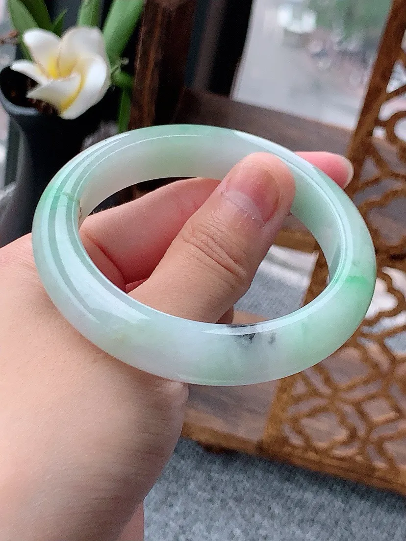 a货翡翠老坑飘绿正装正圈手镯54-55圈口  尺寸54×11.6×8.2mm 重量57.00g 0613
