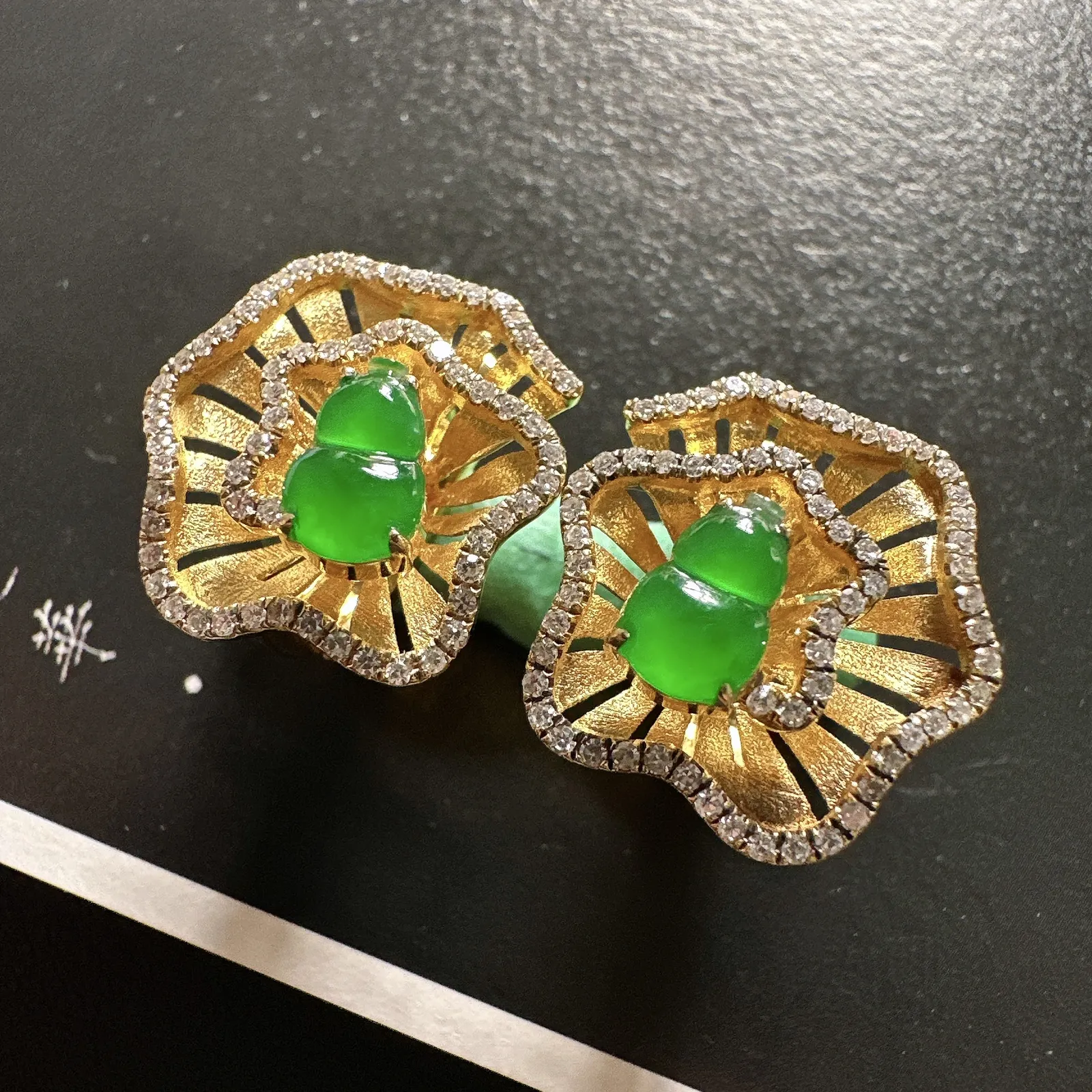 【冰种满绿葫芦耳钉】精品件，种水上乘，阳绿色泽，纯净通透，18k金钻精美镶嵌，裸石尺寸7.6*4.8*2.7毫米