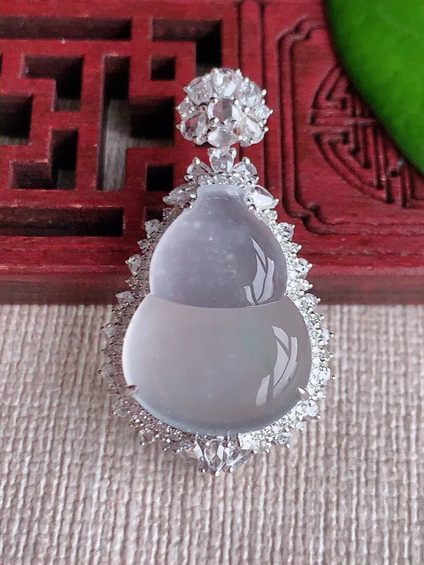 a货翡翠老坑玻璃种18K金伴钻镶嵌白月光葫芦吊坠 尺寸33.4×19.3×9裸石19.6×15mm 