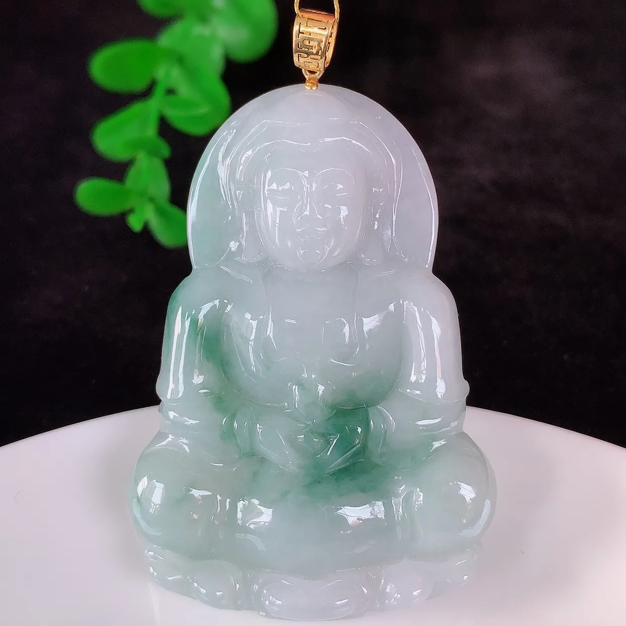 自然光实拍，18K金镶嵌冰润冰糯种飘花翡翠观音吊坠，赐福翡翠观音，翠色迷人，观音面相端庄，佩戴时尚出众！#35.12